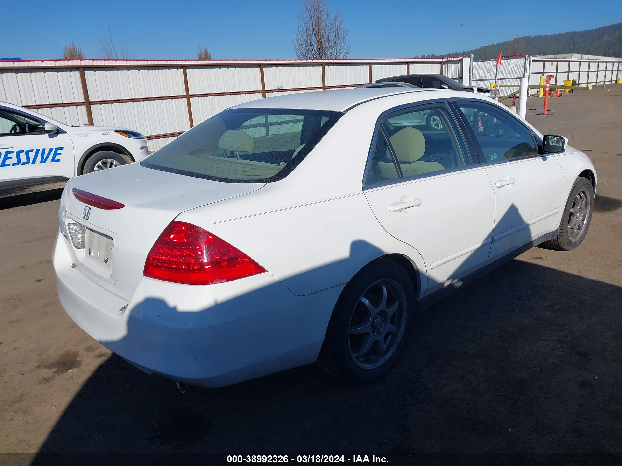 Photo 3 VIN: 1HGCM56406A177483 - HONDA ACCORD 