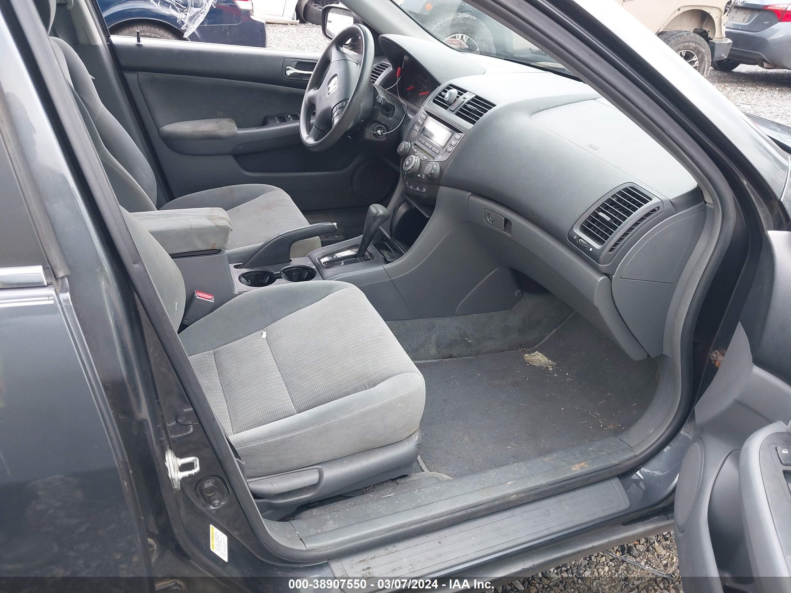 Photo 4 VIN: 1HGCM56435A164581 - HONDA ACCORD 