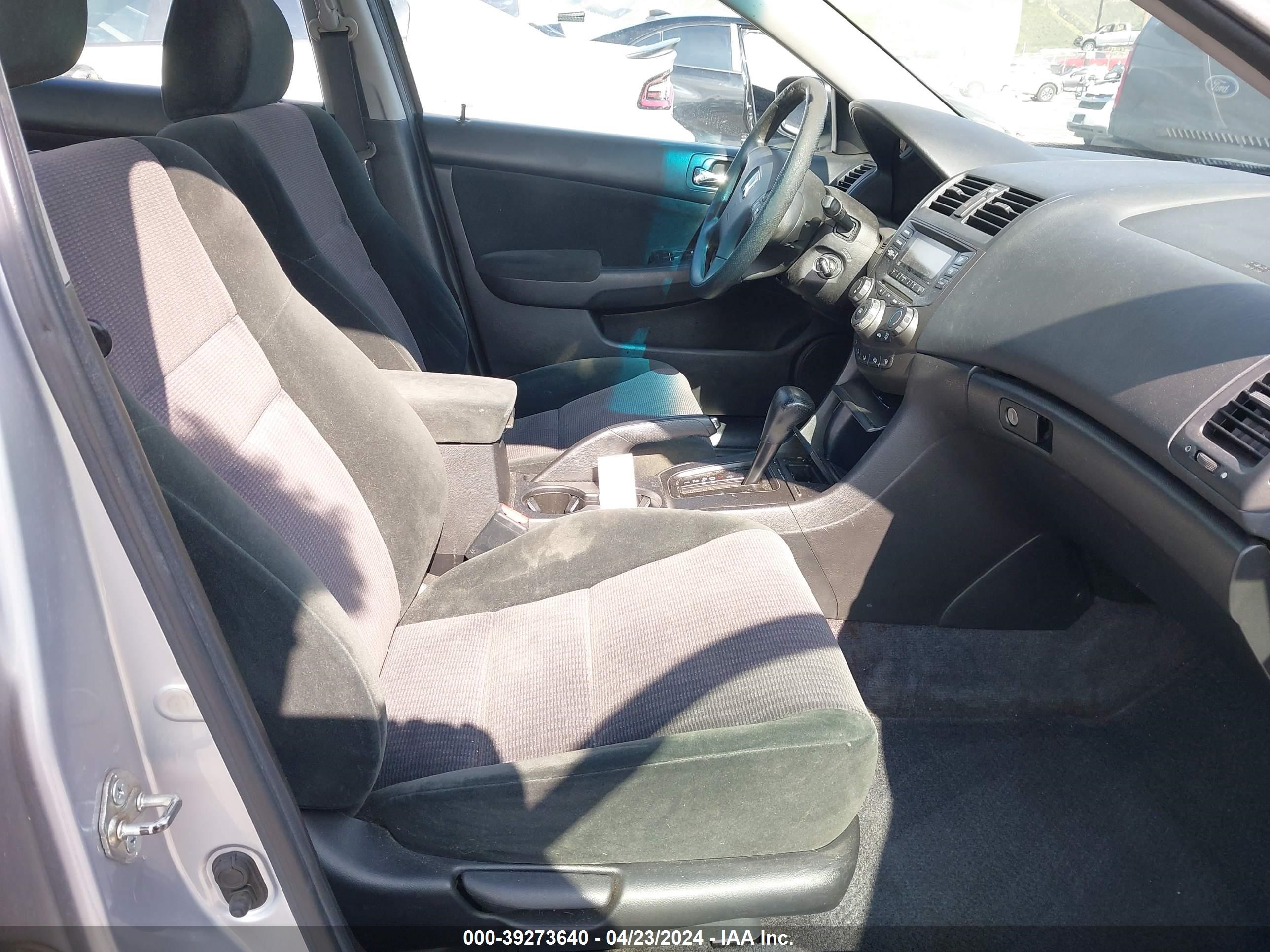 Photo 4 VIN: 1HGCM56445A107967 - HONDA ACCORD 