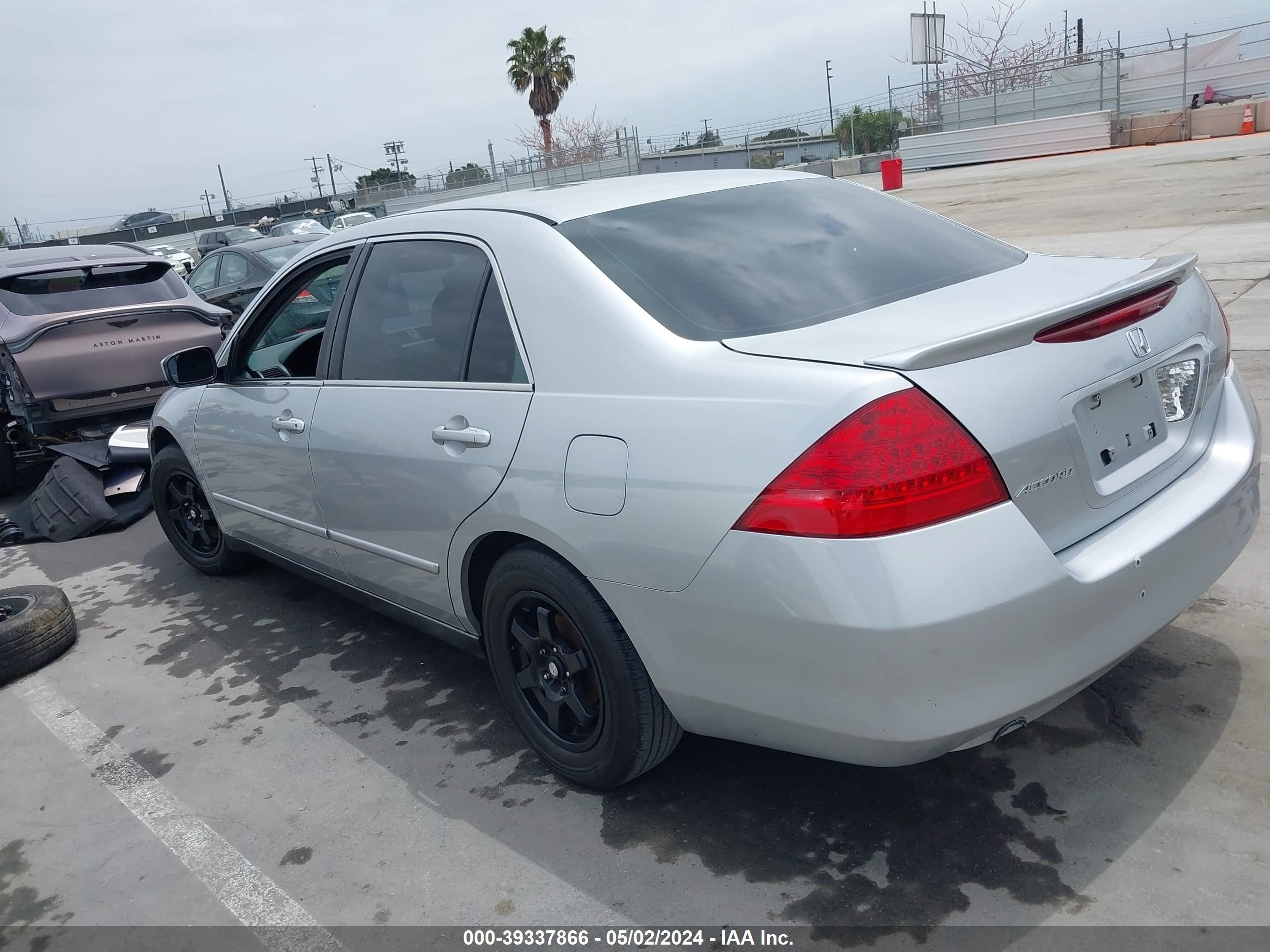 Photo 2 VIN: 1HGCM56447A100004 - HONDA ACCORD 