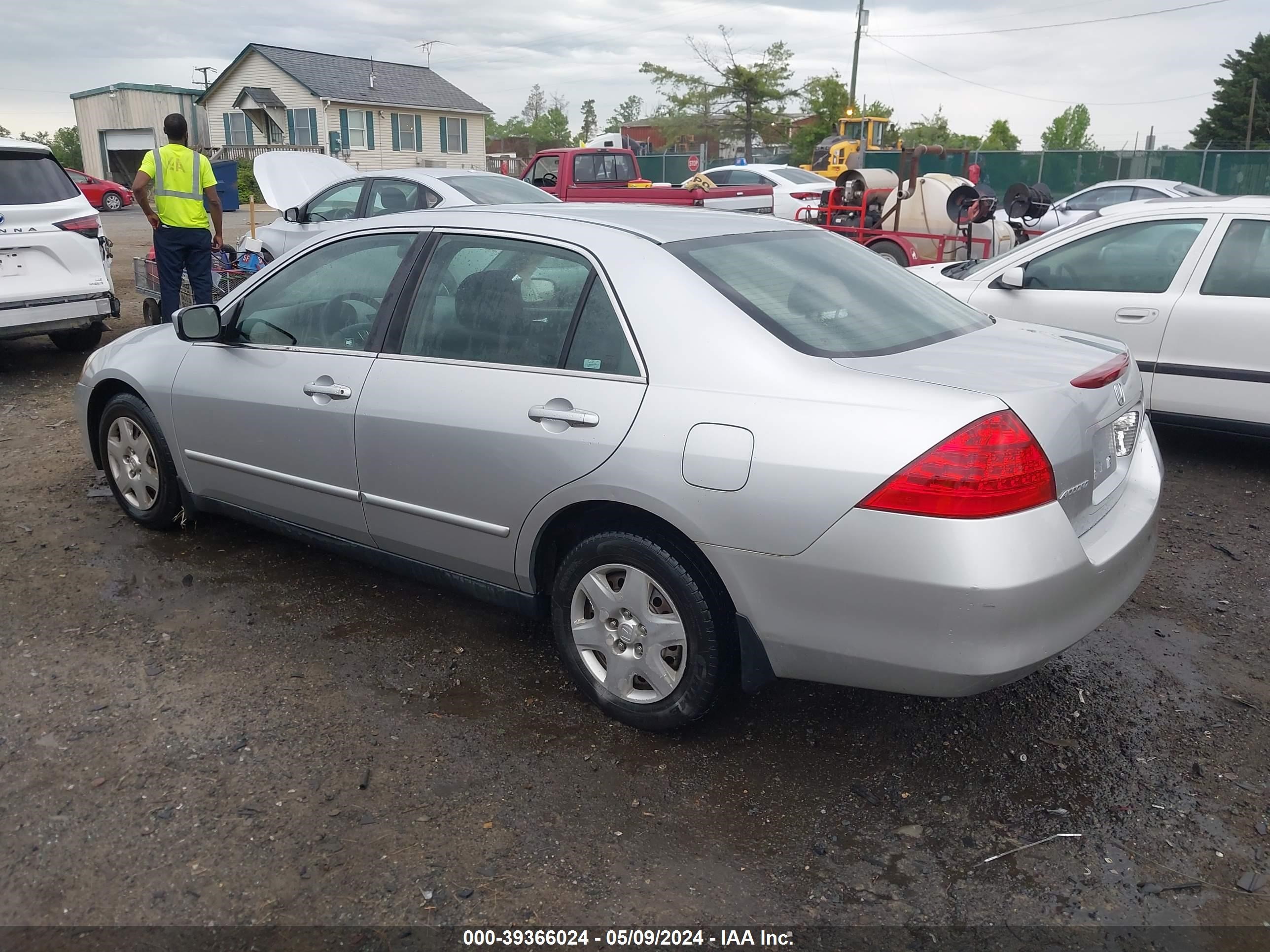 Photo 2 VIN: 1HGCM56457A012983 - HONDA ACCORD 