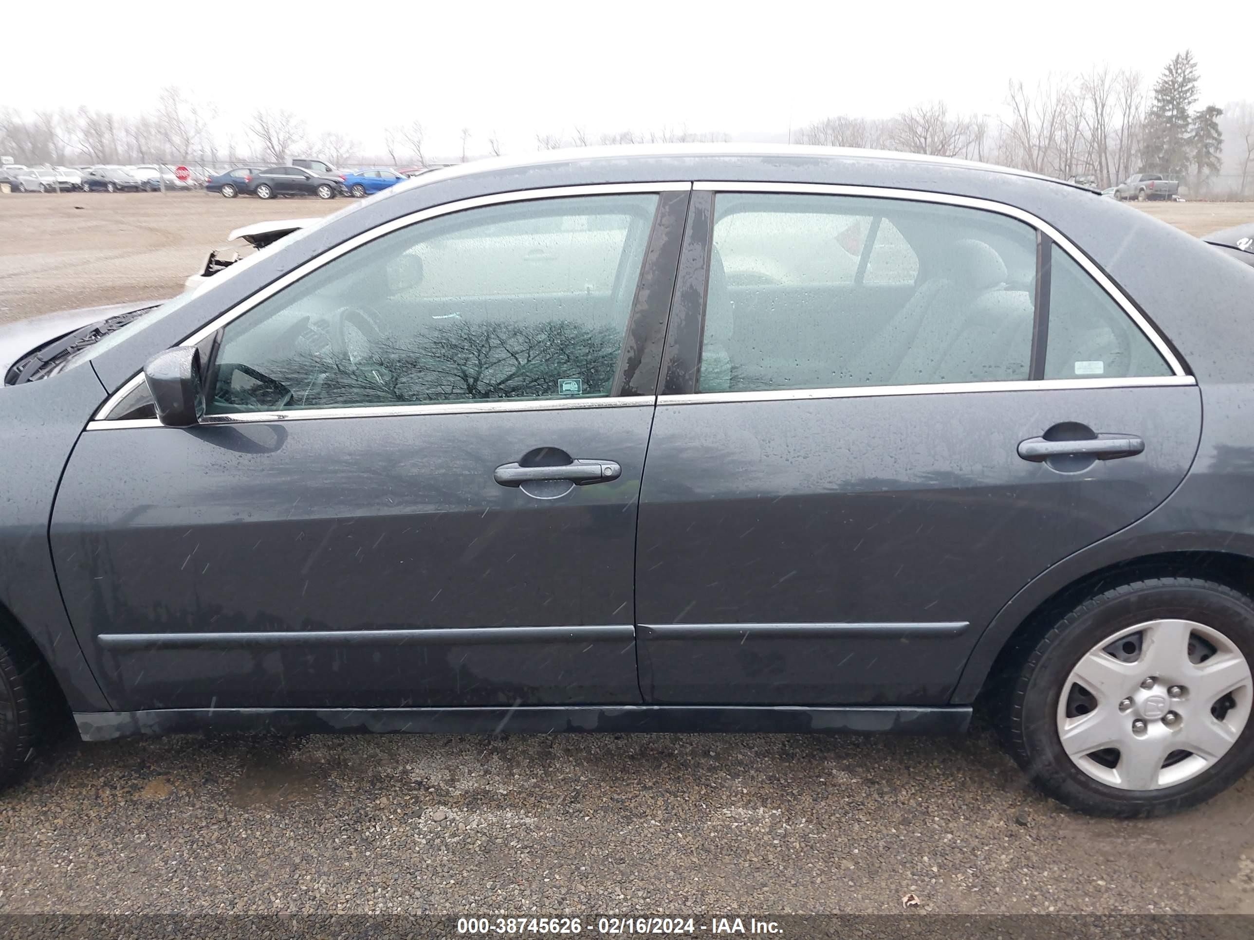 Photo 13 VIN: 1HGCM56465A000824 - HONDA ACCORD 