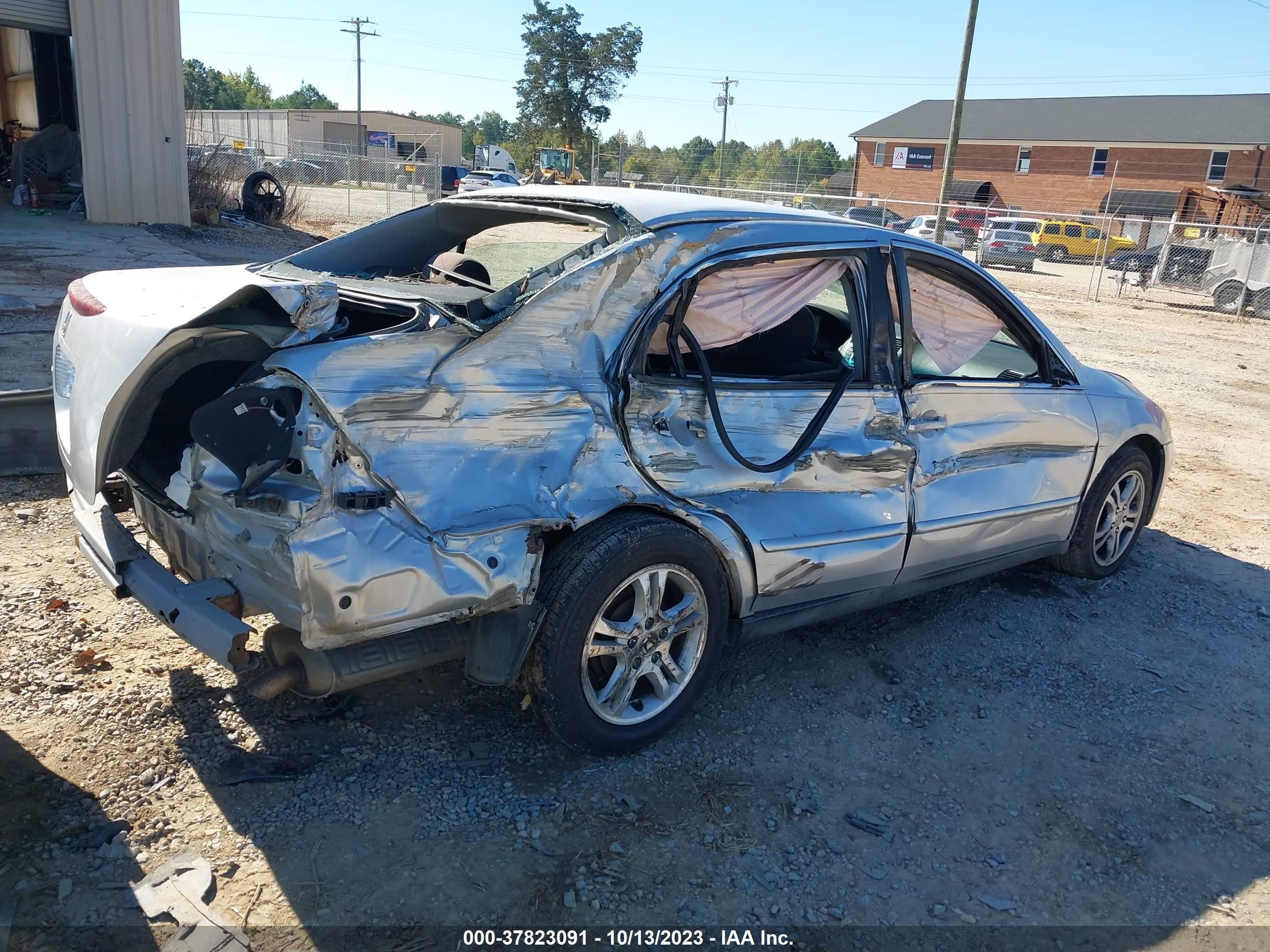 Photo 3 VIN: 1HGCM56486A040548 - HONDA ACCORD 