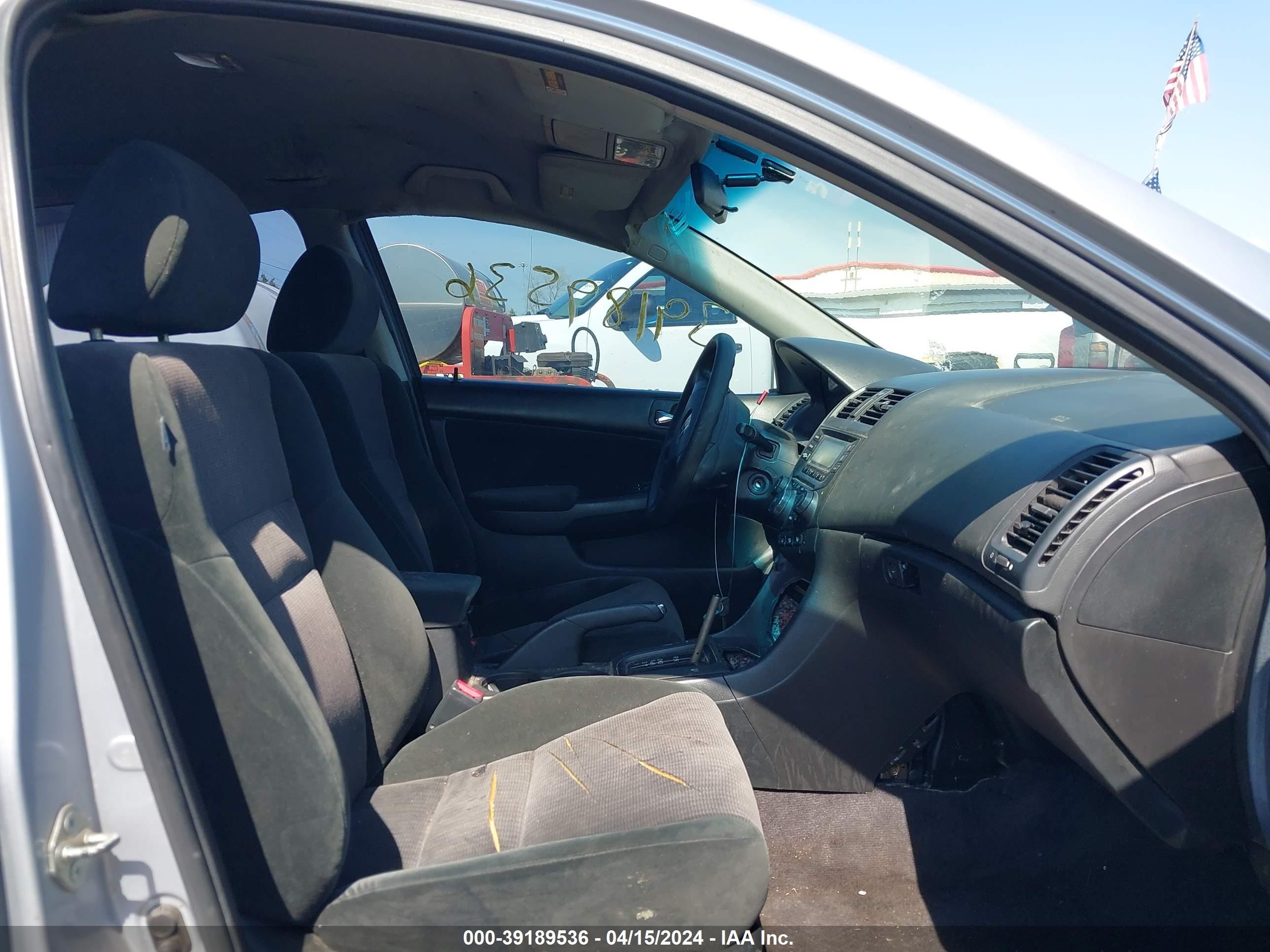 Photo 4 VIN: 1HGCM56495A183958 - HONDA ACCORD 