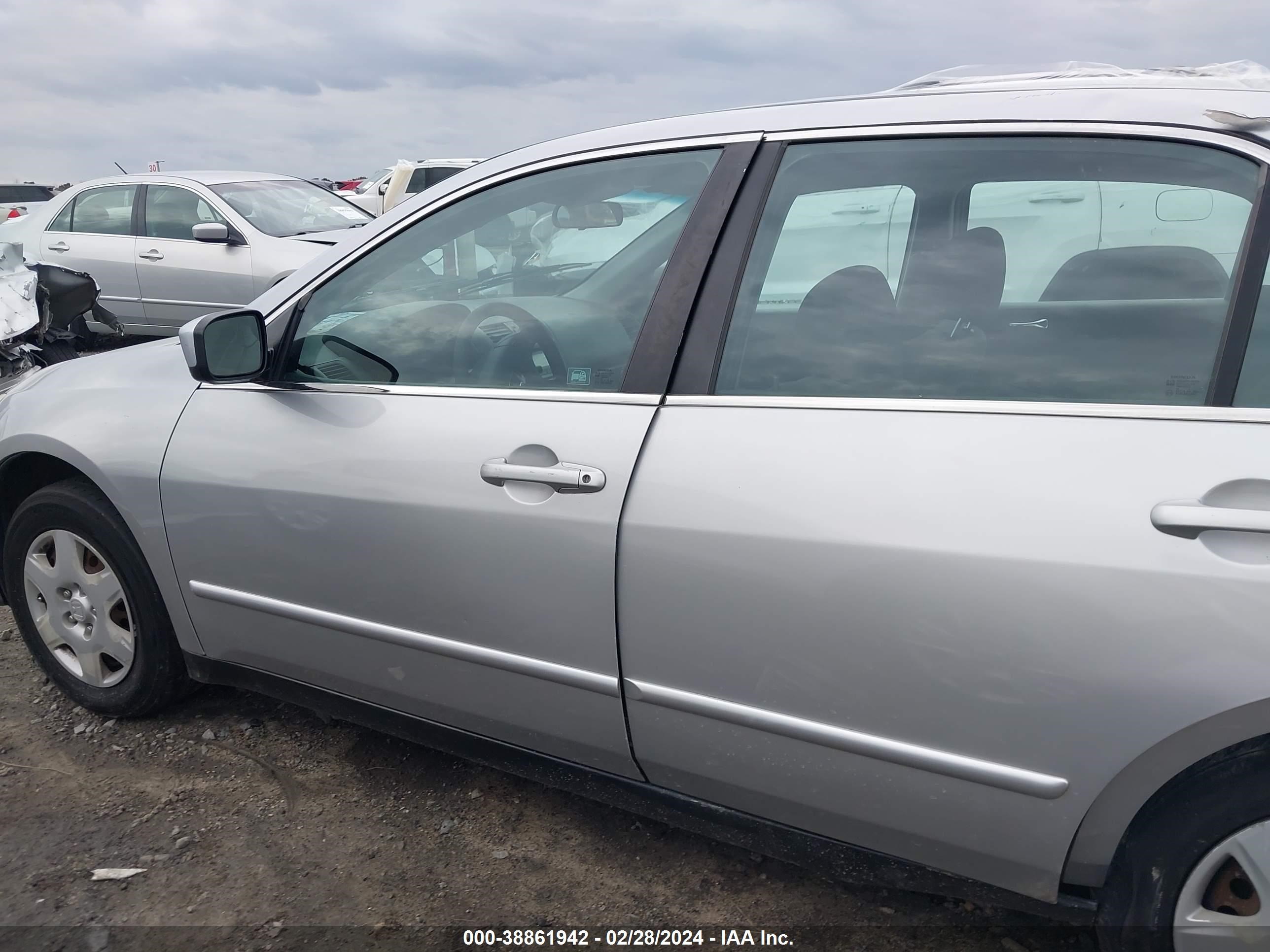 Photo 13 VIN: 1HGCM564X5L001124 - HONDA ACCORD 