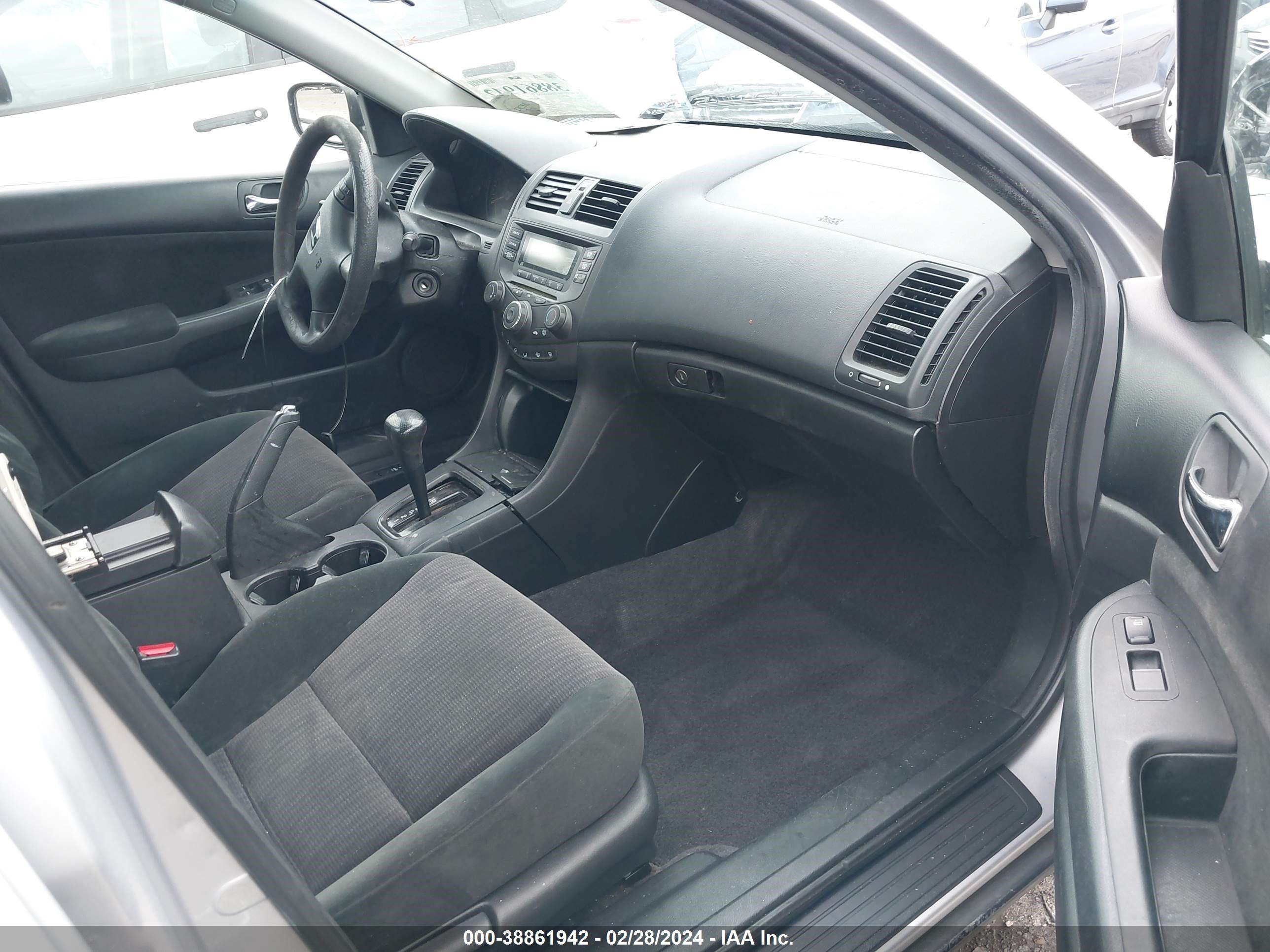 Photo 4 VIN: 1HGCM564X5L001124 - HONDA ACCORD 