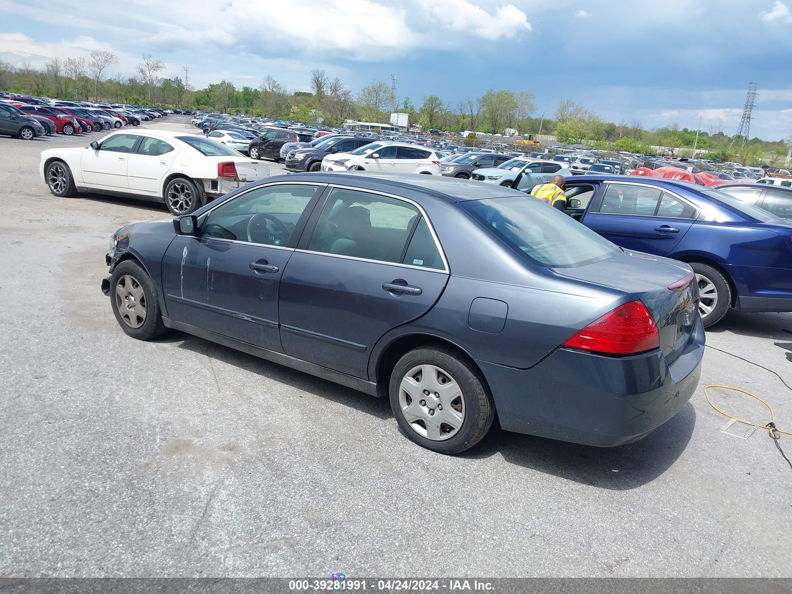 Photo 2 VIN: 1HGCM564X6A129960 - HONDA ACCORD 