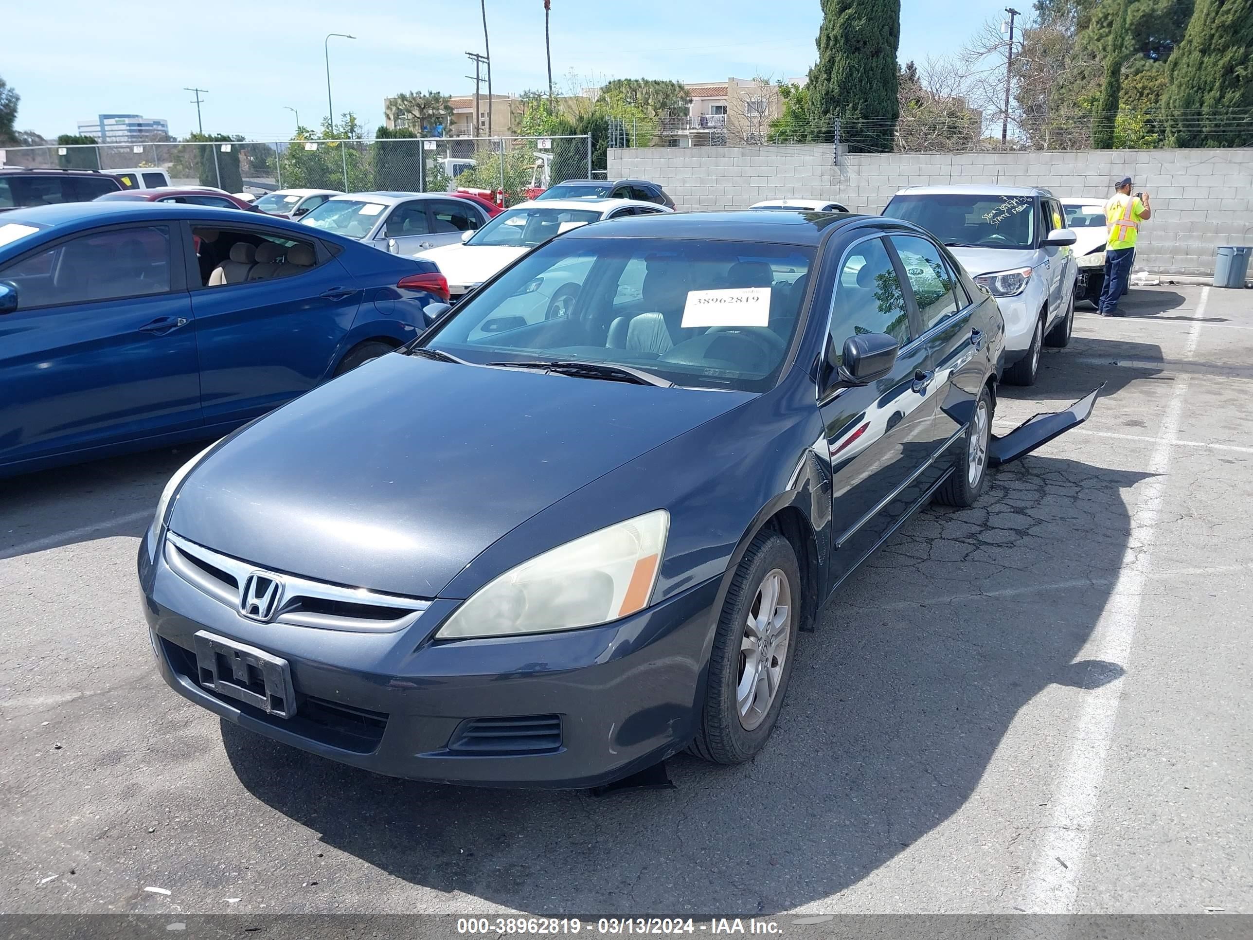 Photo 1 VIN: 1HGCM56716A015016 - HONDA ACCORD 