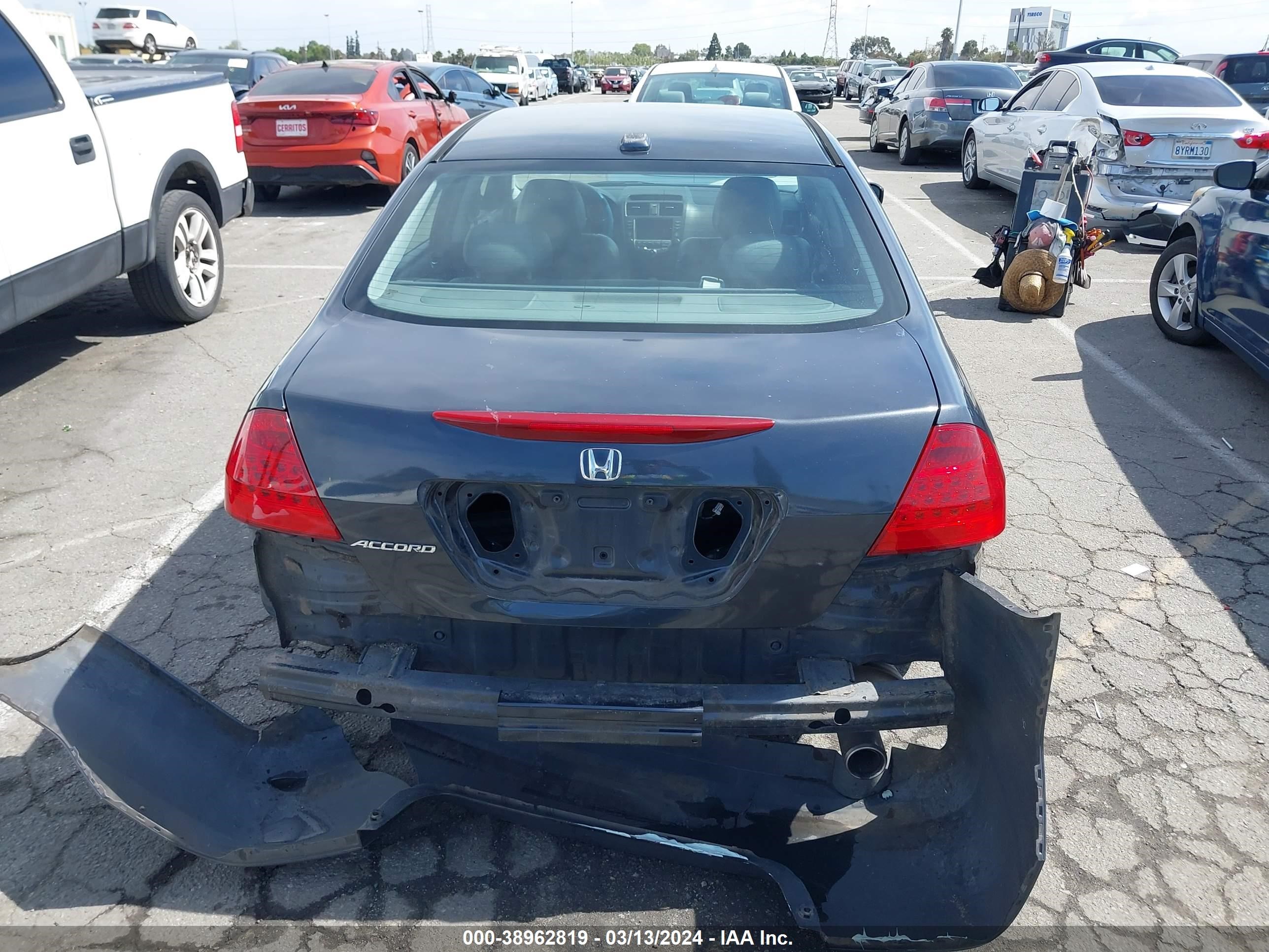 Photo 16 VIN: 1HGCM56716A015016 - HONDA ACCORD 