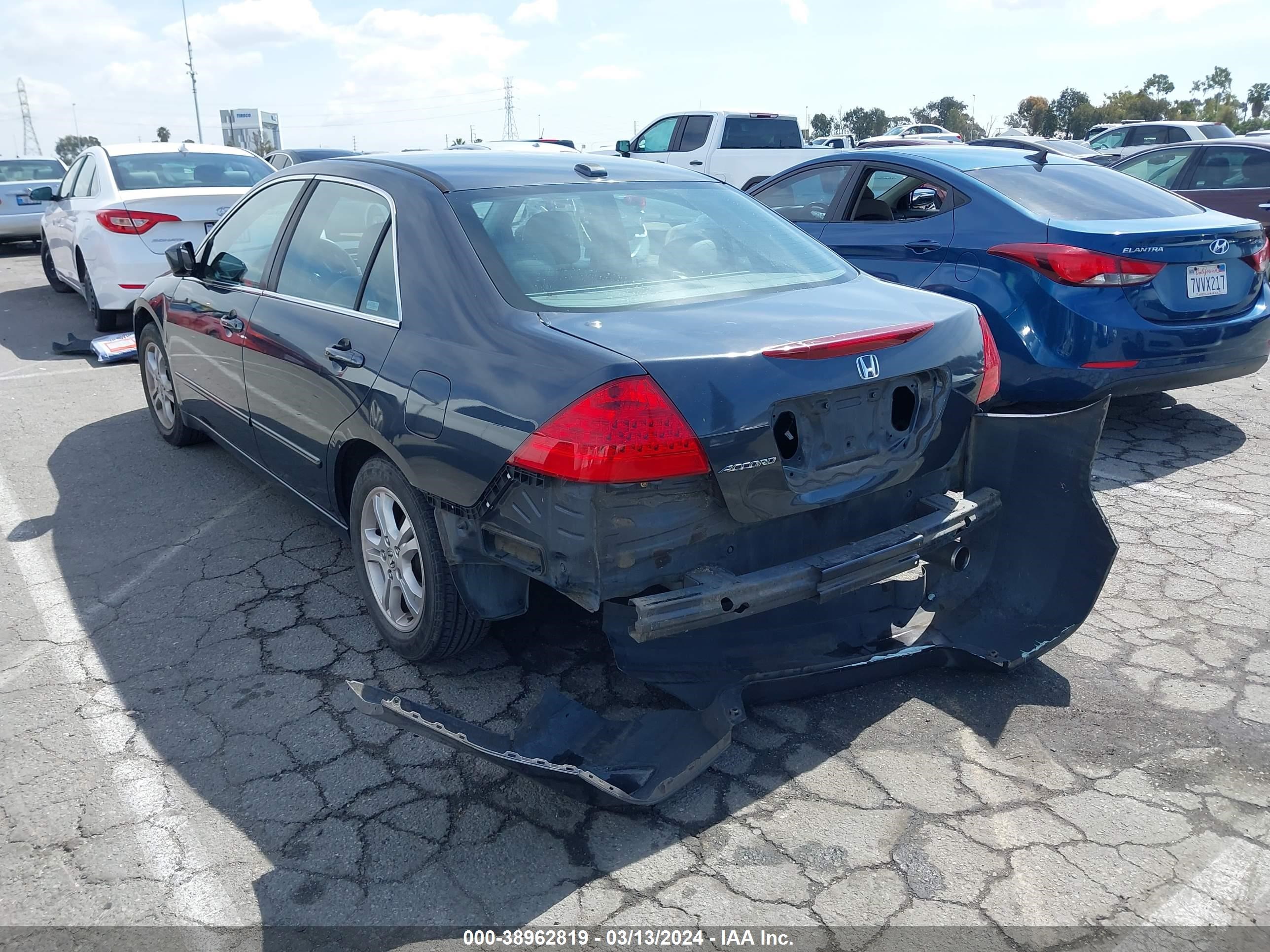 Photo 2 VIN: 1HGCM56716A015016 - HONDA ACCORD 