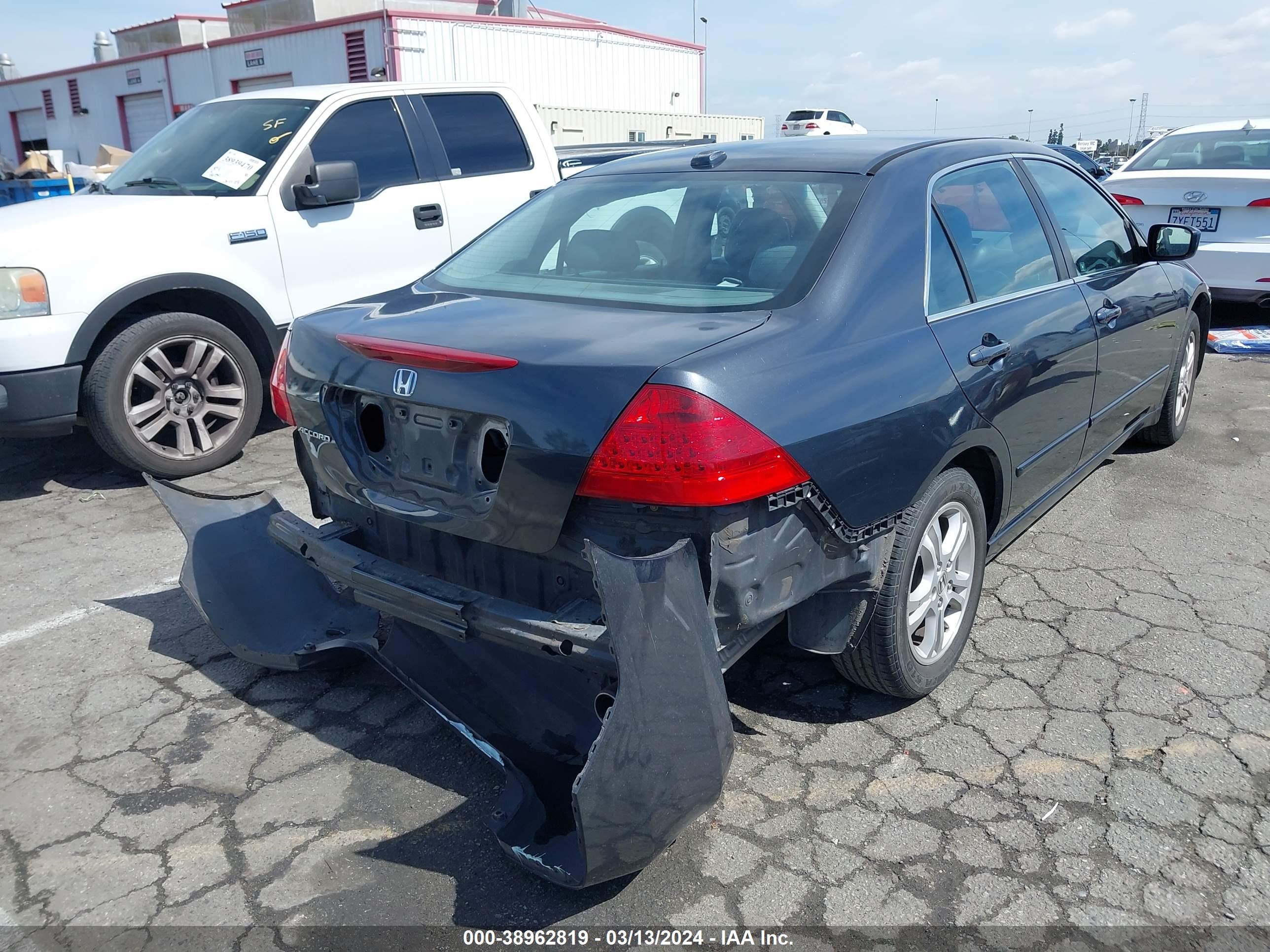 Photo 3 VIN: 1HGCM56716A015016 - HONDA ACCORD 