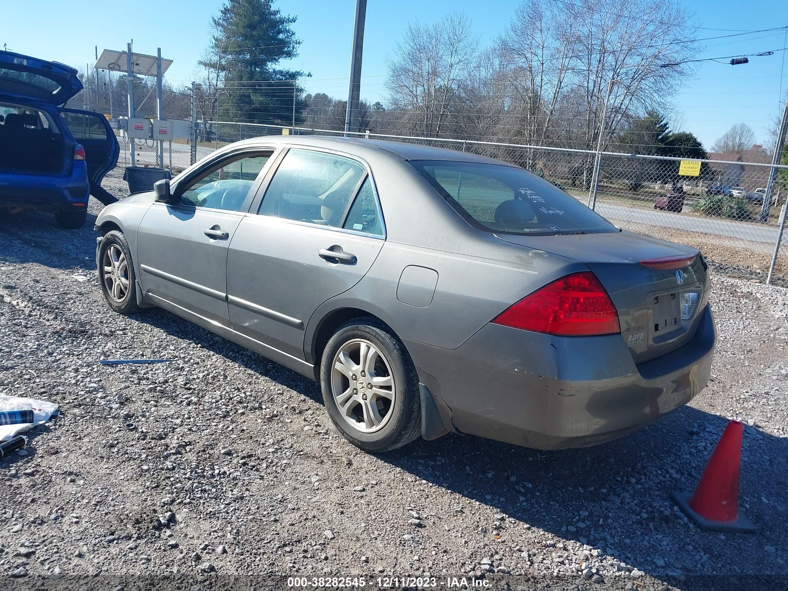 Photo 2 VIN: 1HGCM56727A050715 - HONDA ACCORD 