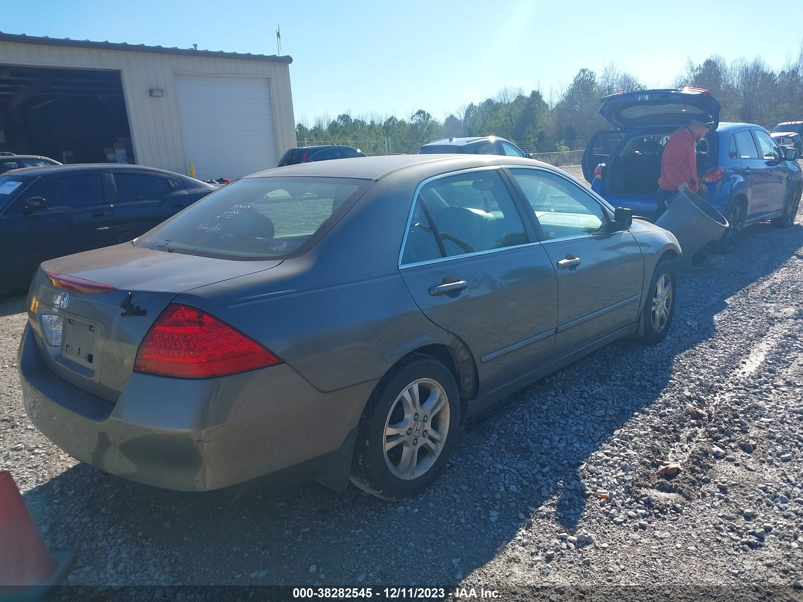 Photo 3 VIN: 1HGCM56727A050715 - HONDA ACCORD 