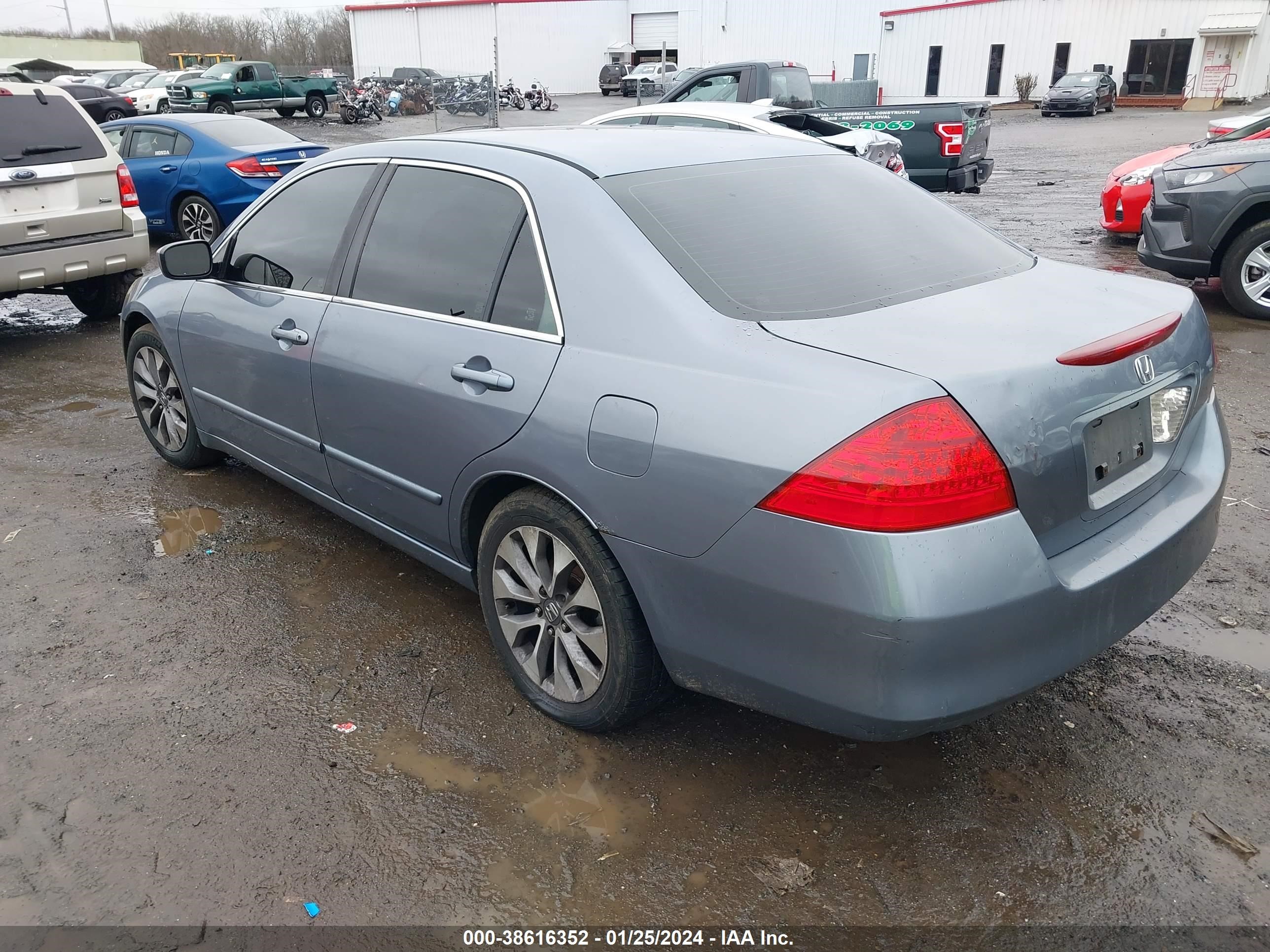 Photo 2 VIN: 1HGCM56727A106829 - HONDA ACCORD 