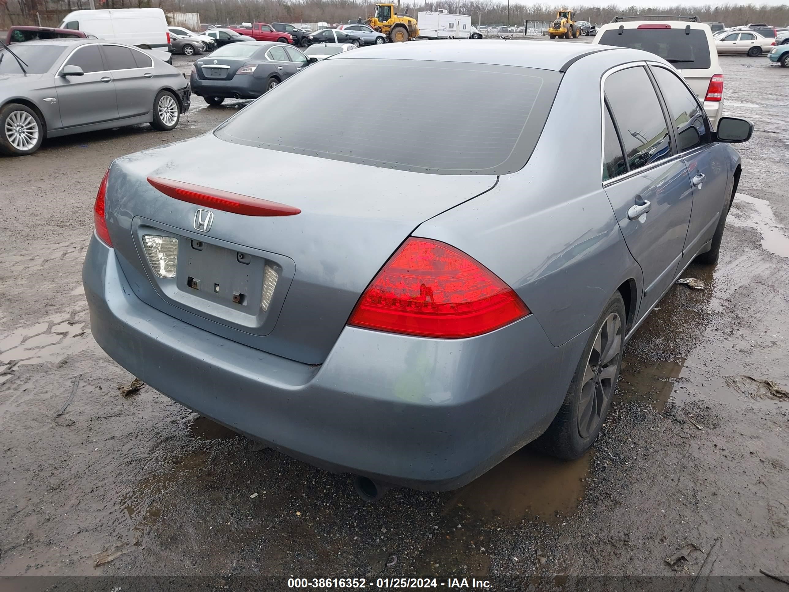 Photo 3 VIN: 1HGCM56727A106829 - HONDA ACCORD 