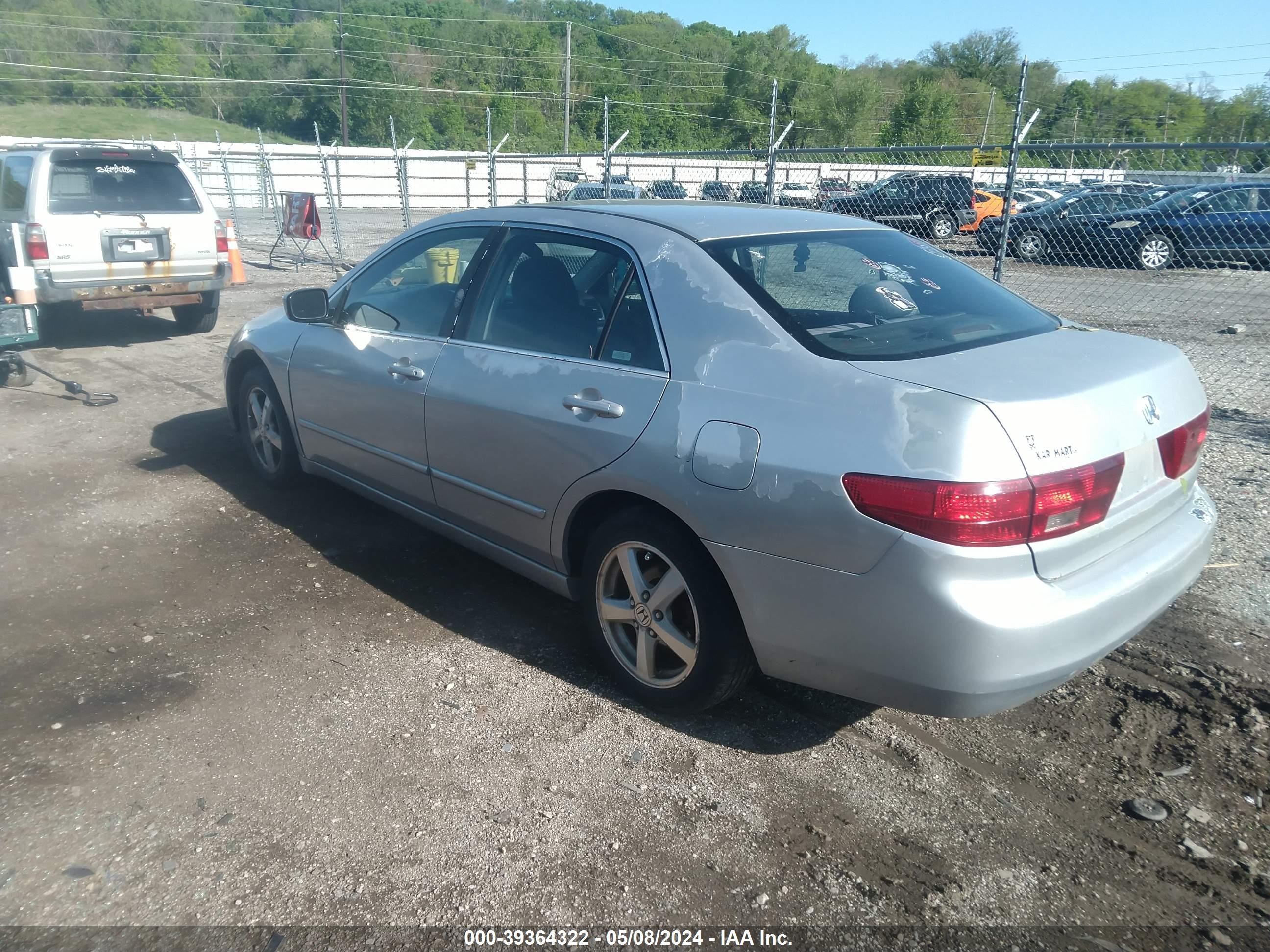 Photo 2 VIN: 1HGCM56735A002203 - HONDA ACCORD 