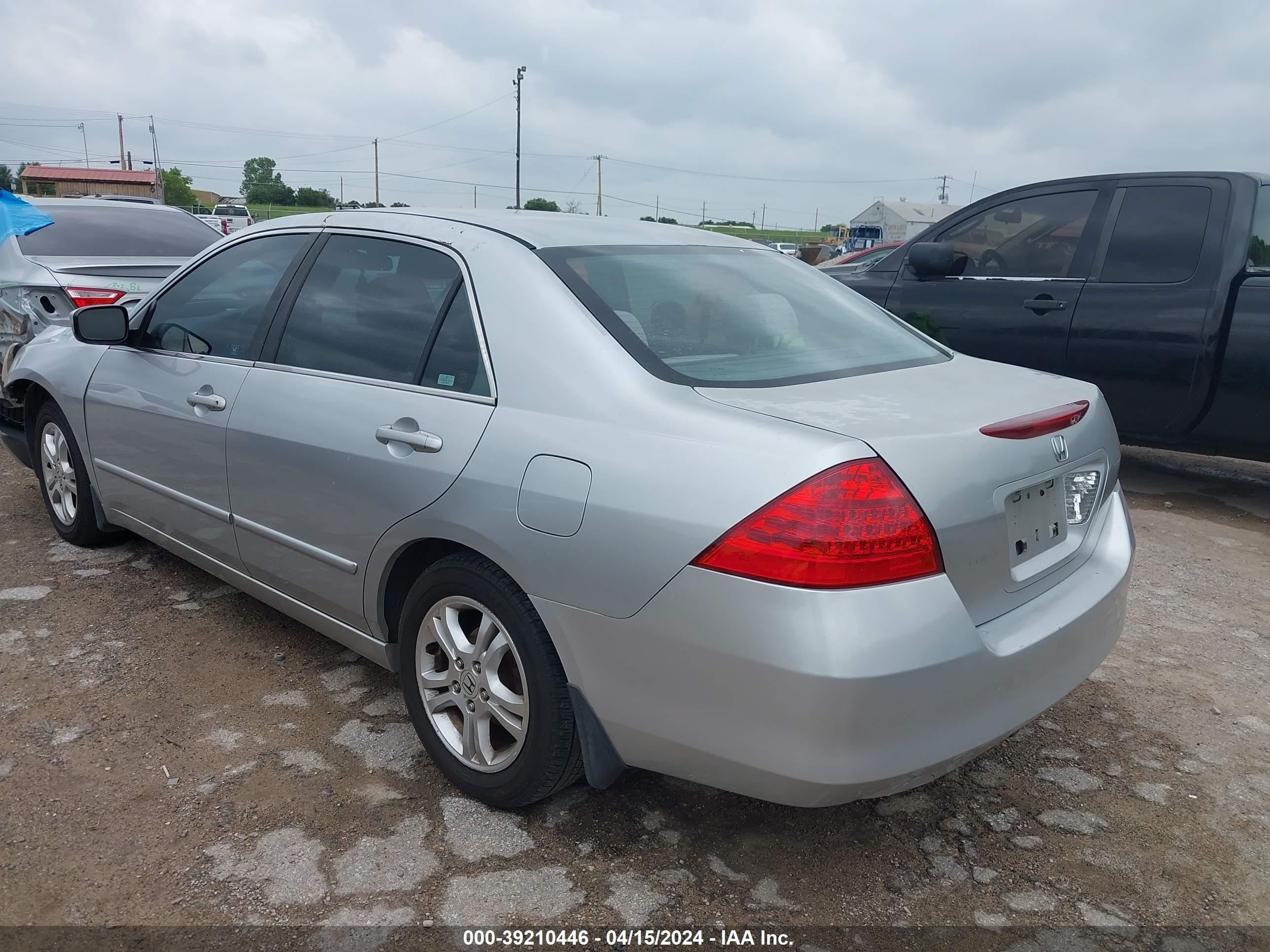 Photo 2 VIN: 1HGCM56747A065636 - HONDA ACCORD 