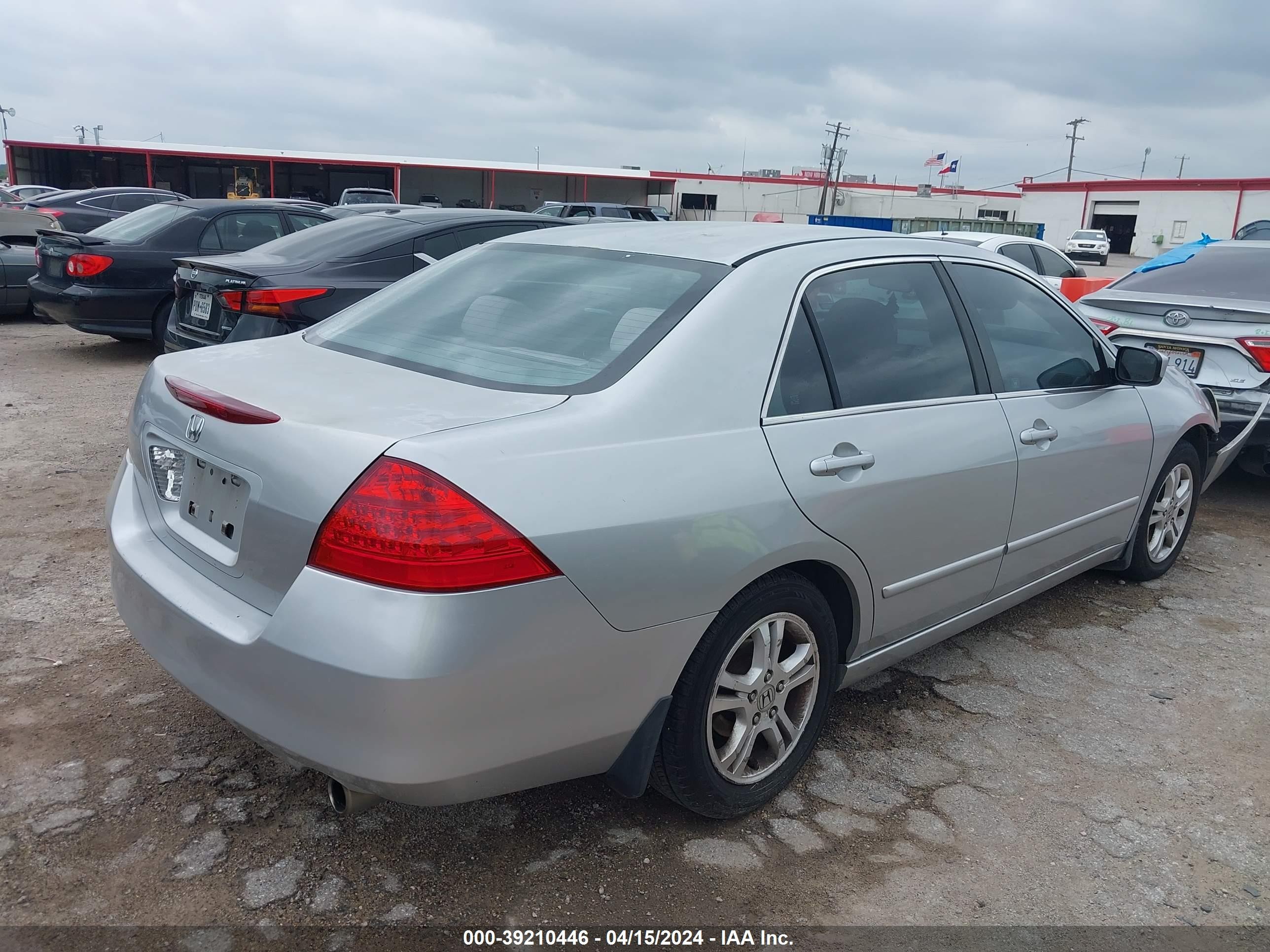 Photo 3 VIN: 1HGCM56747A065636 - HONDA ACCORD 