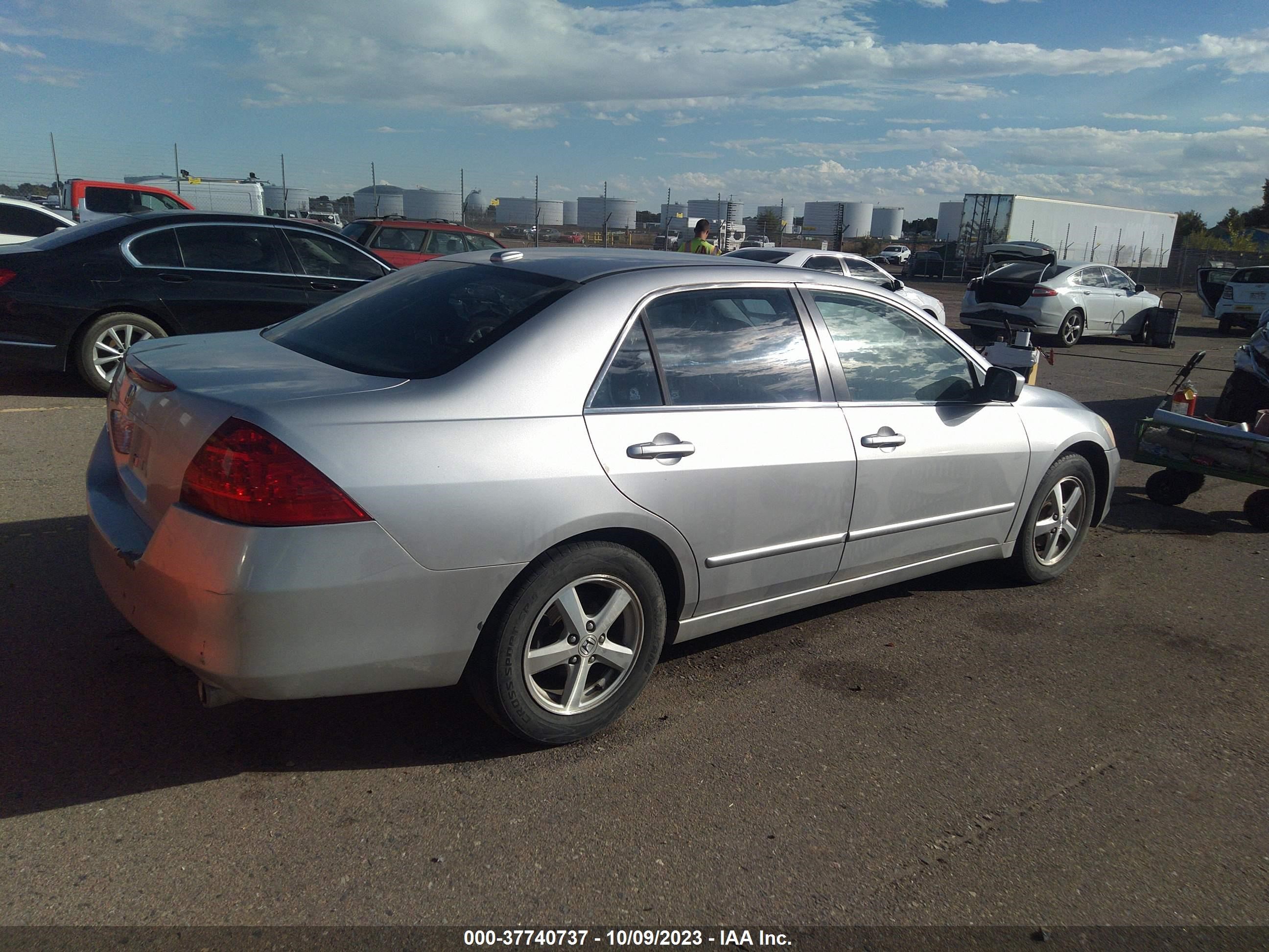 Photo 3 VIN: 1HGCM56766A067113 - HONDA ACCORD 