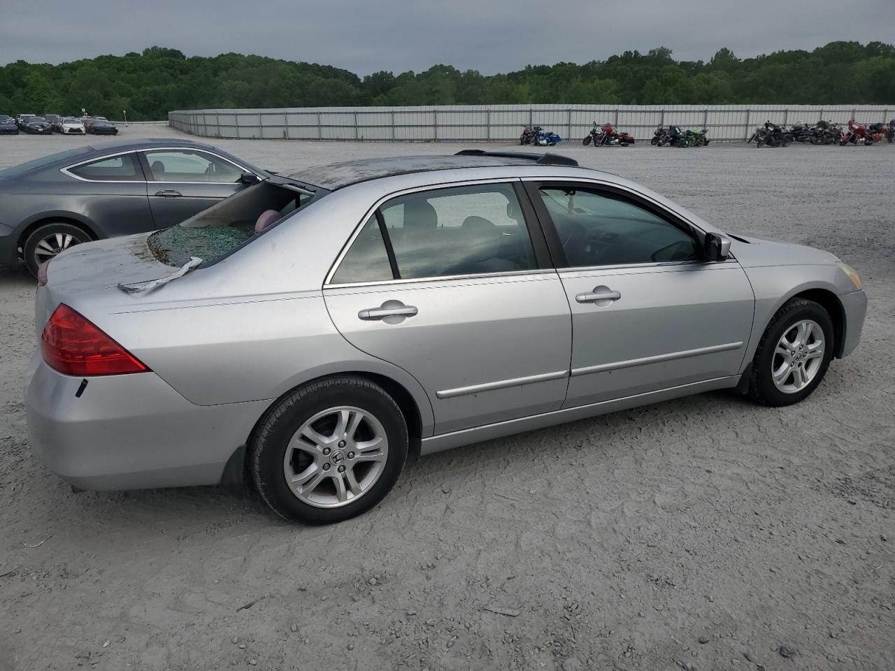 Photo 2 VIN: 1HGCM56767A001467 - HONDA ACCORD 