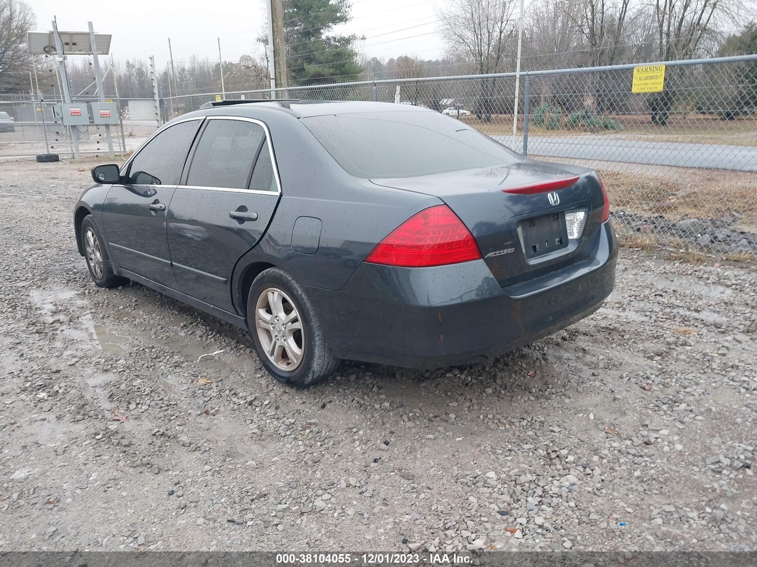 Photo 2 VIN: 1HGCM56767A133631 - HONDA ACCORD 