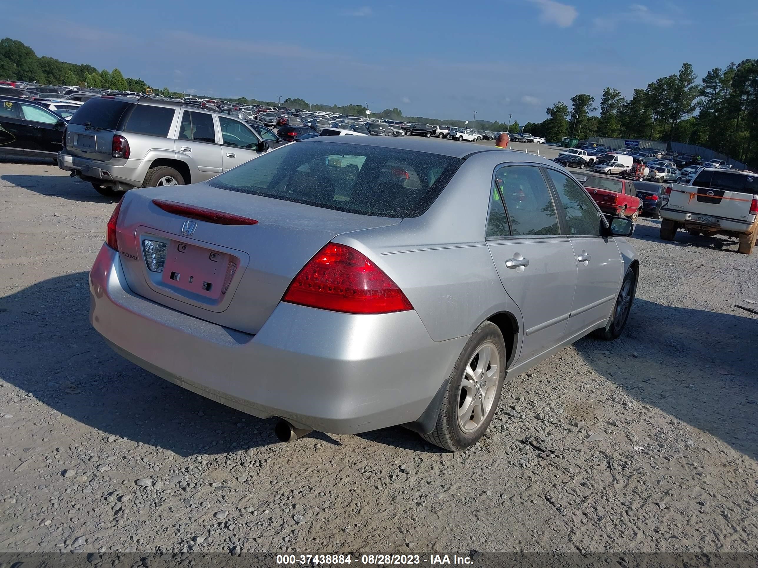 Photo 3 VIN: 1HGCM567X6A044904 - HYUNDAI ELANTRA 