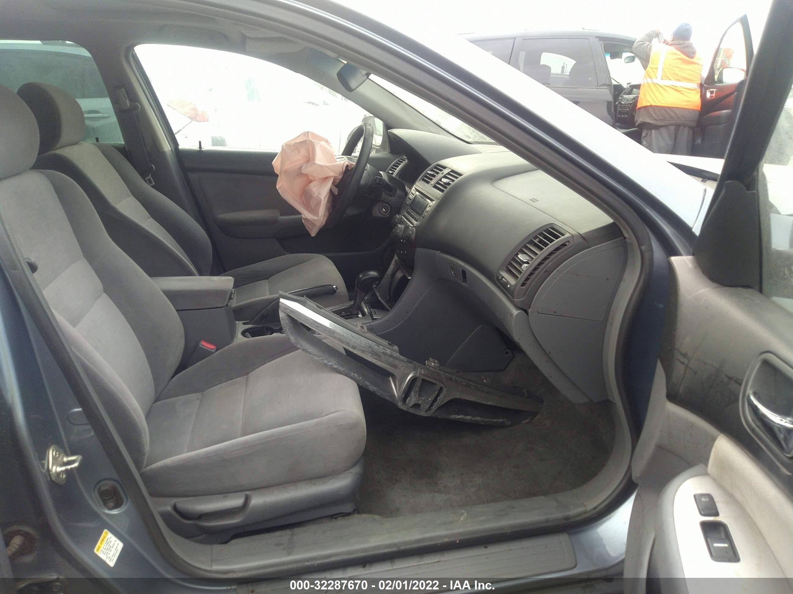 Photo 4 VIN: 1HGCM567X7A128013 - HONDA ACCORD 