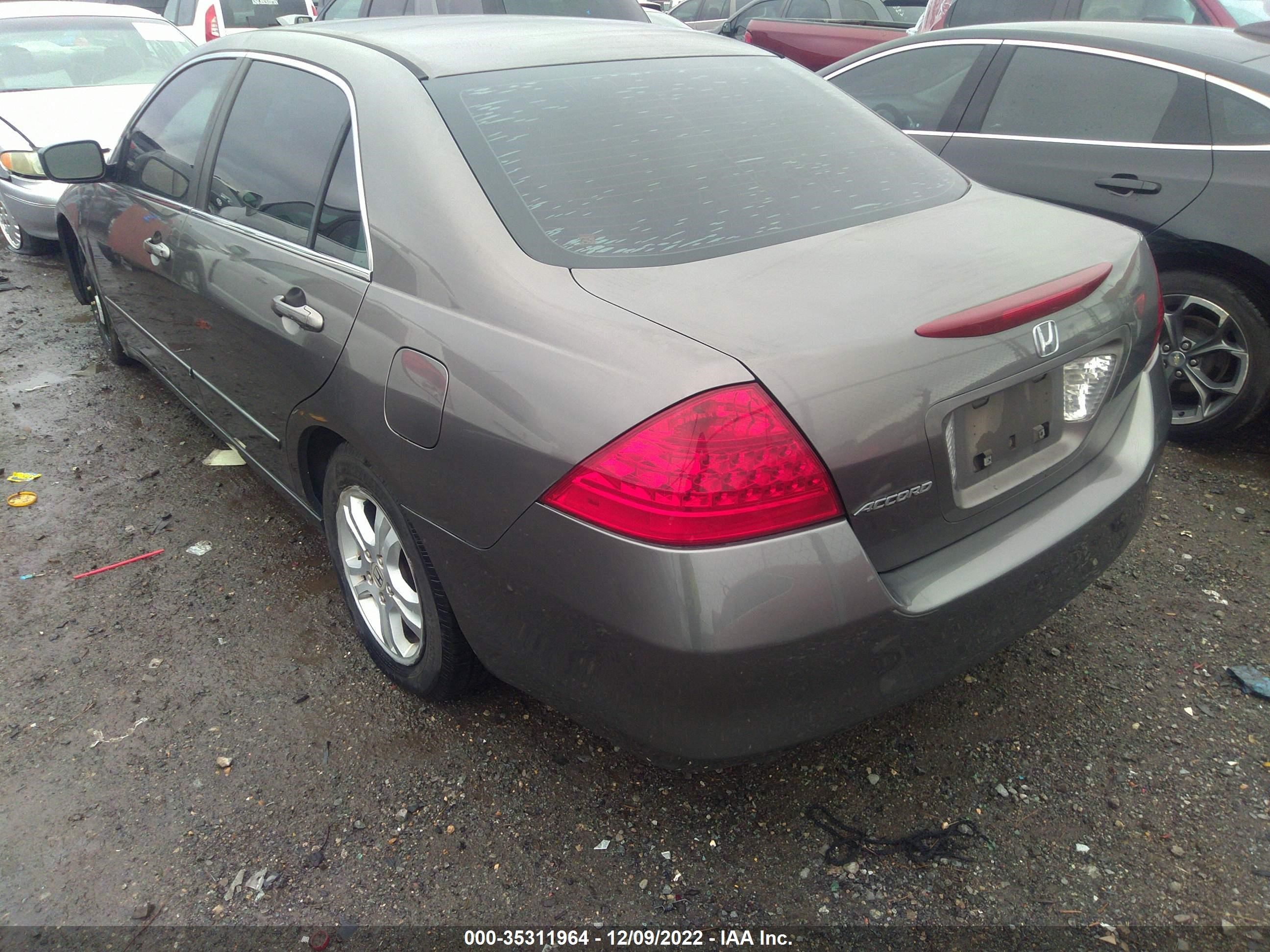 Photo 2 VIN: 1HGCM567X7A215636 - HONDA ACCORD 