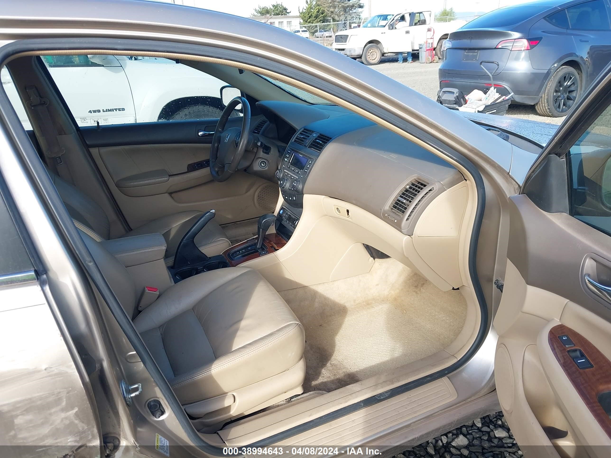 Photo 4 VIN: 1HGCM56806A074373 - HONDA ACCORD 