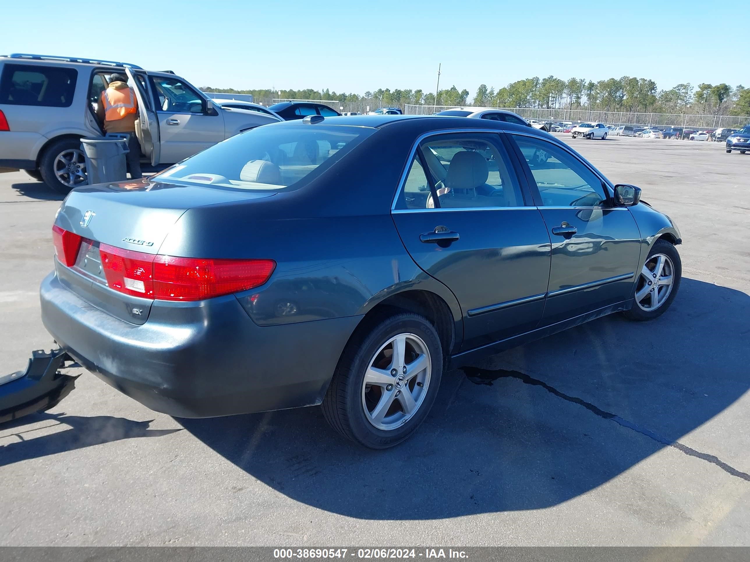 Photo 3 VIN: 1HGCM56815A071366 - HONDA ACCORD 