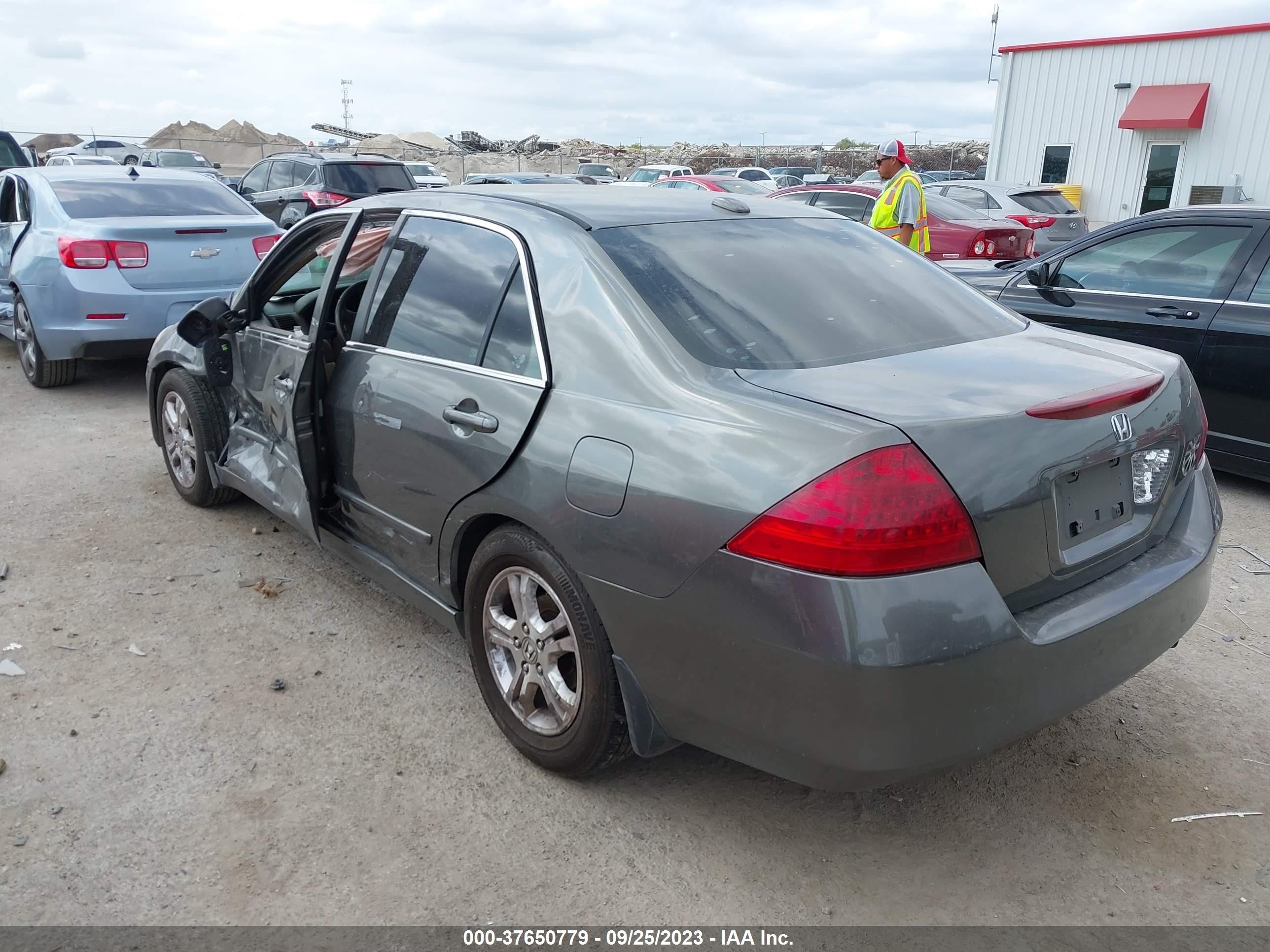 Photo 2 VIN: 1HGCM56826A099405 - HONDA ACCORD 