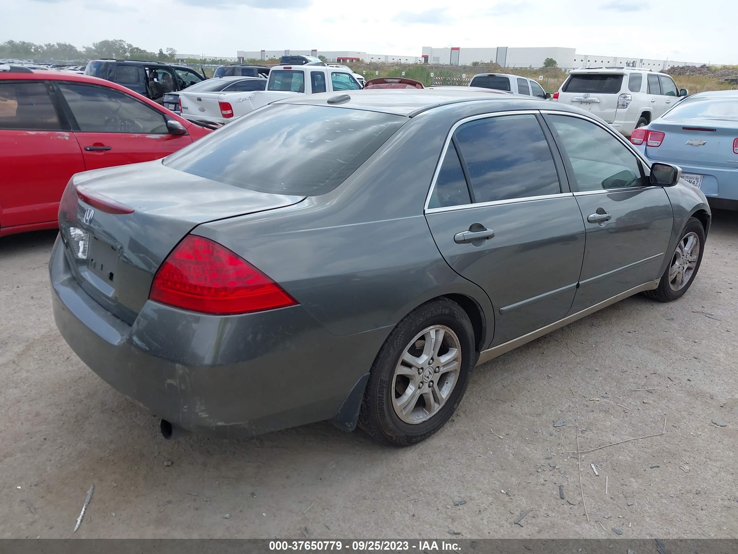 Photo 3 VIN: 1HGCM56826A099405 - HONDA ACCORD 