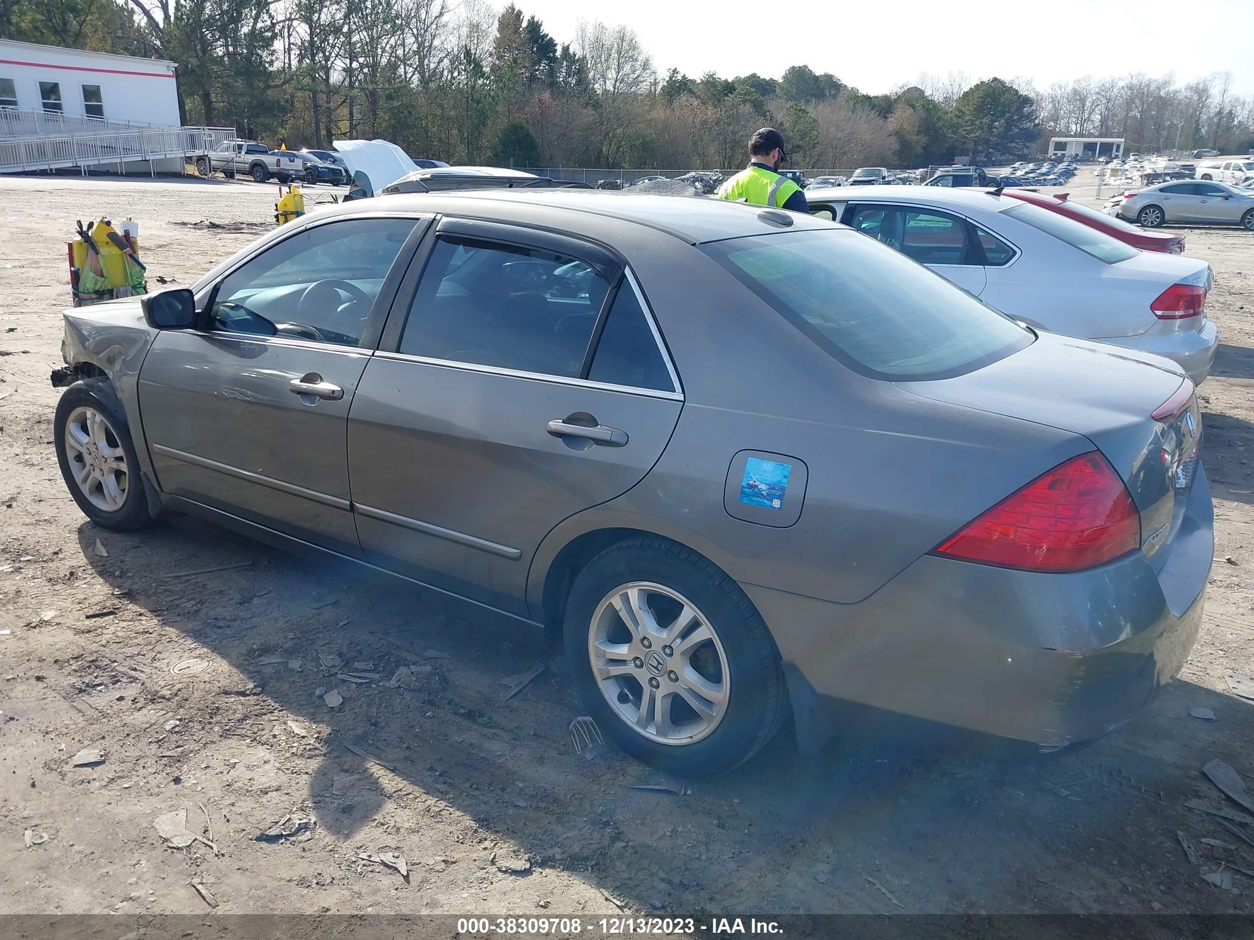 Photo 2 VIN: 1HGCM56836A158011 - HONDA ACCORD 