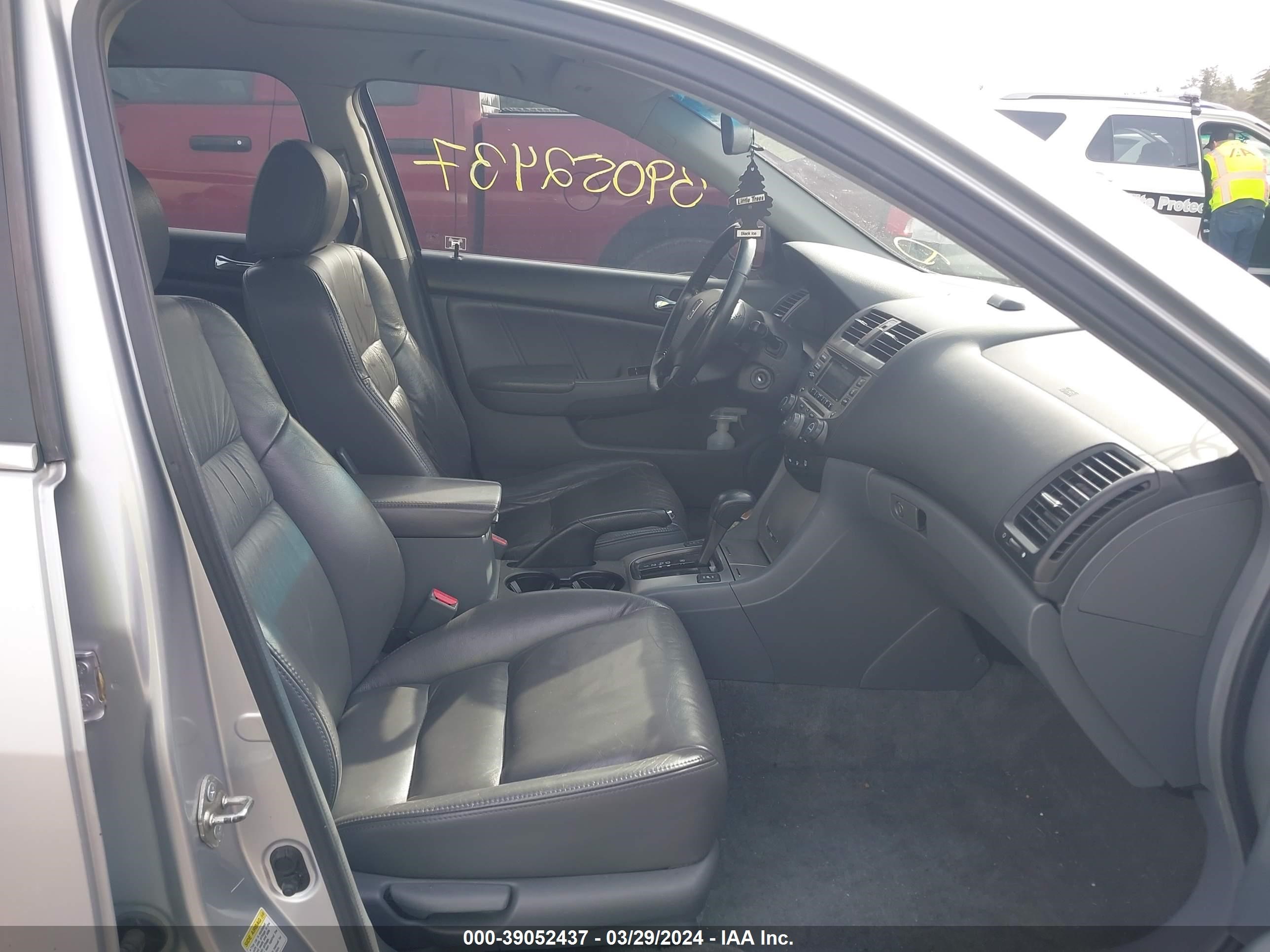 Photo 4 VIN: 1HGCM56846A082945 - HONDA ACCORD 