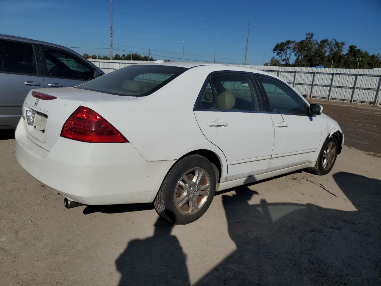 Photo 2 VIN: 1HGCM56847A062325 - HONDA ACCORD 