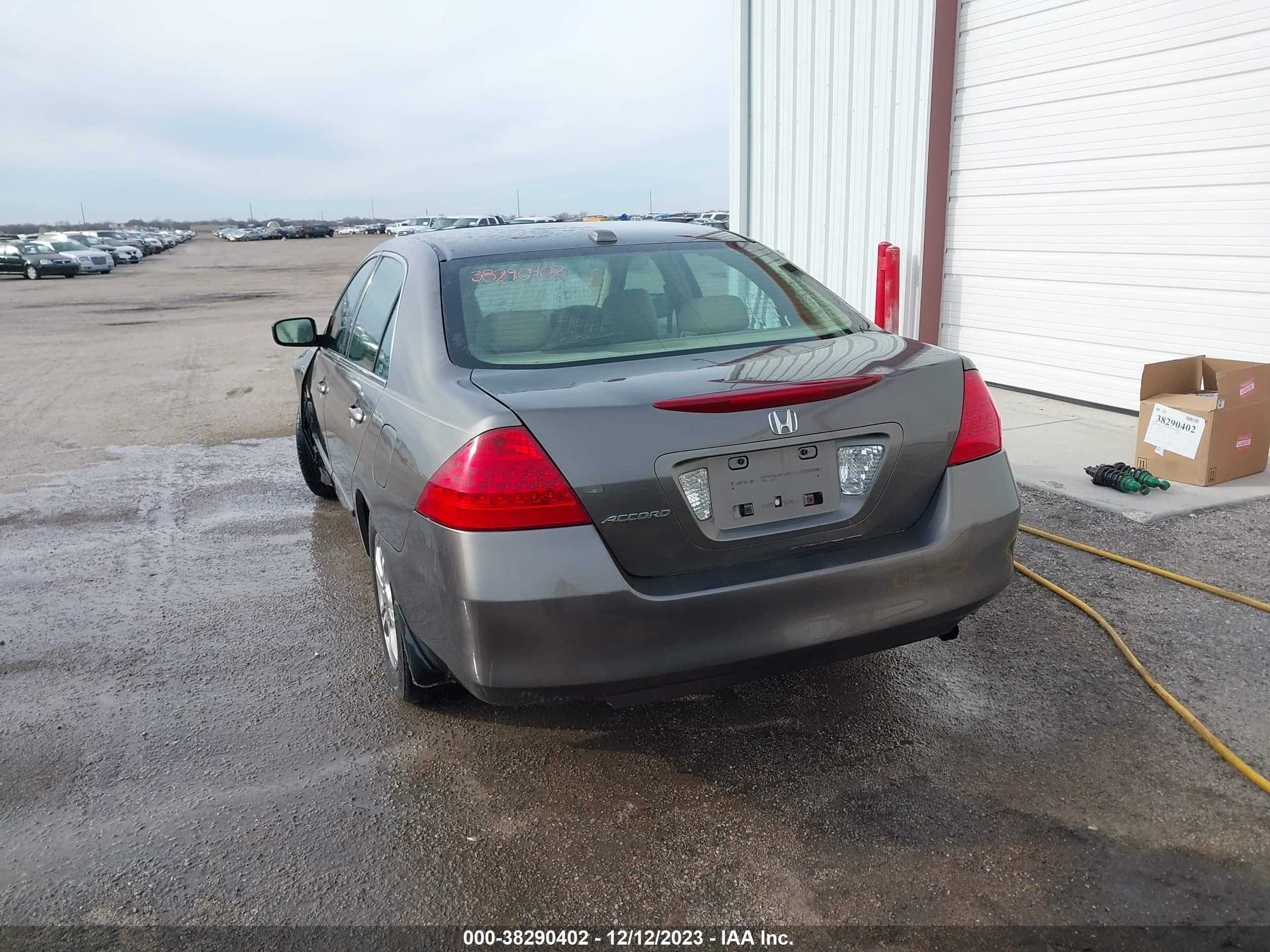 Photo 2 VIN: 1HGCM56857A015420 - HONDA ACCORD 