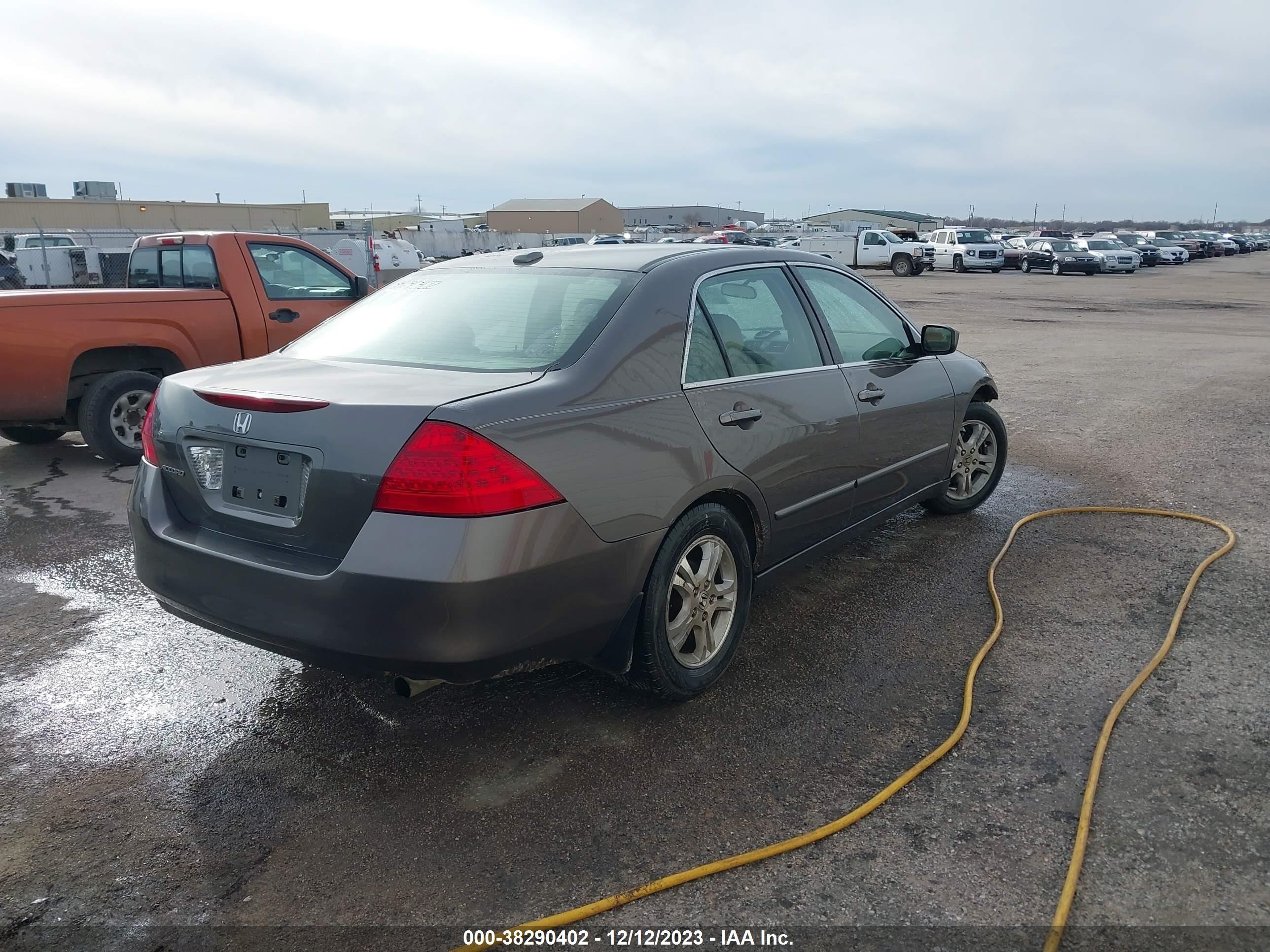 Photo 3 VIN: 1HGCM56857A015420 - HONDA ACCORD 