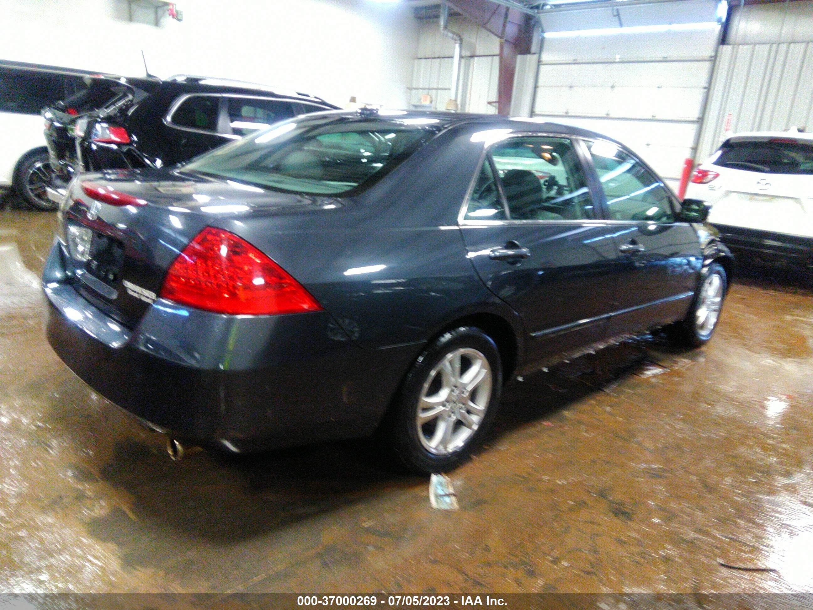 Photo 3 VIN: 1HGCM56896A039735 - HONDA ACCORD 