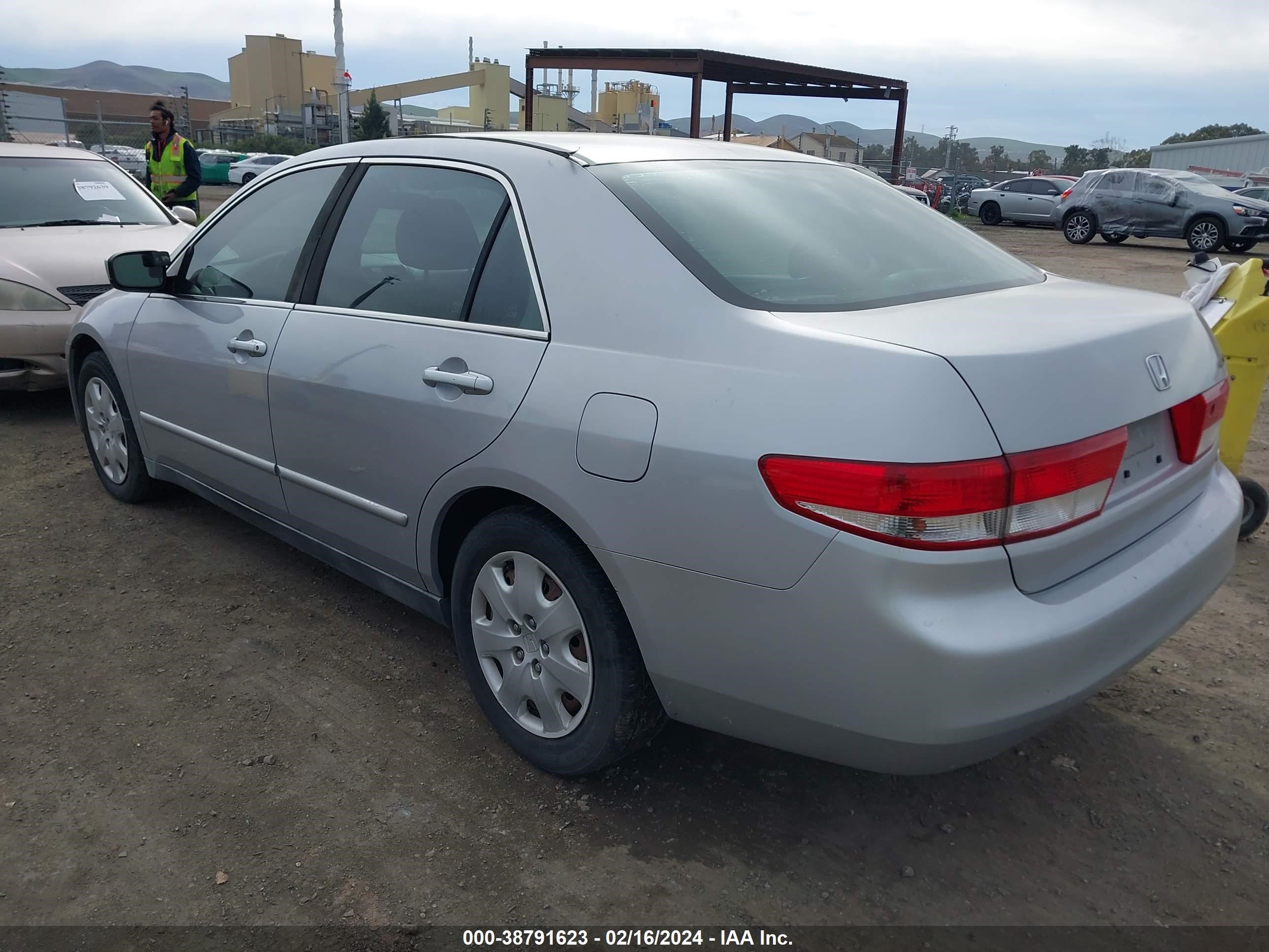 Photo 2 VIN: 1HGCM66333A056164 - HONDA ACCORD 