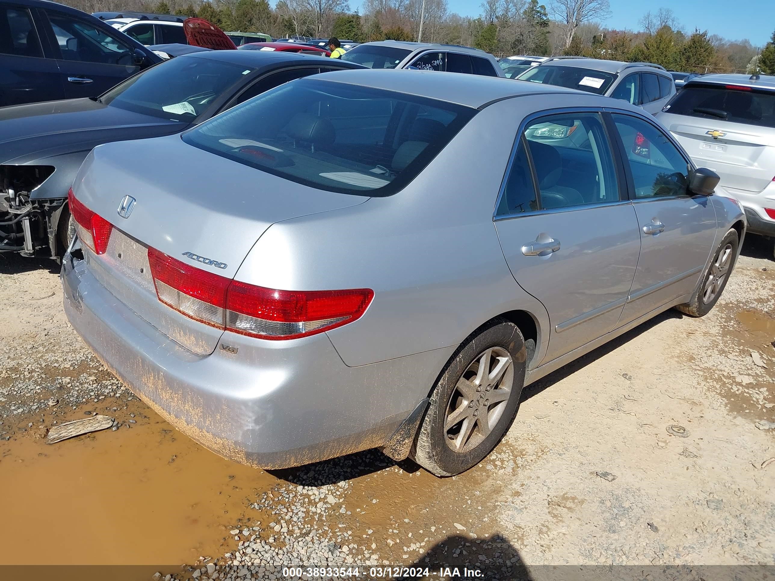 Photo 3 VIN: 1HGCM66573A101737 - HONDA ACCORD 