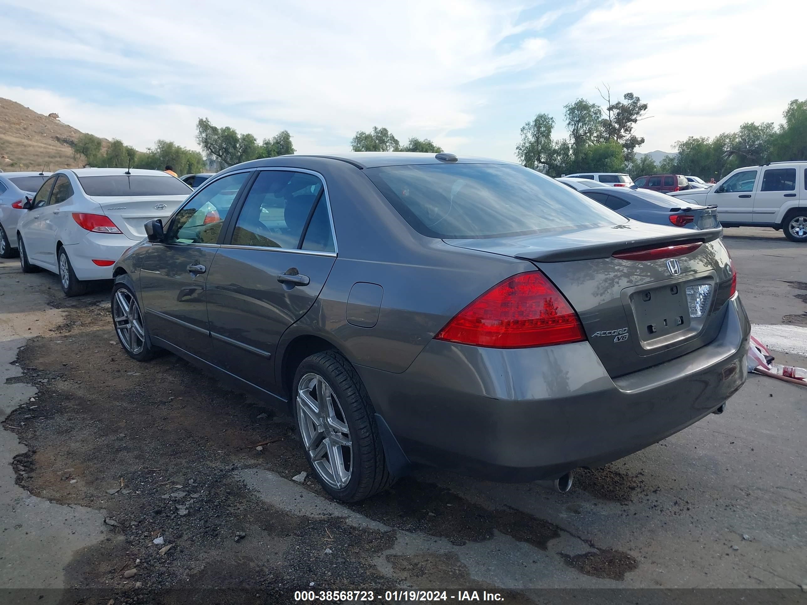 Photo 2 VIN: 1HGCM66587A055664 - HONDA ACCORD 