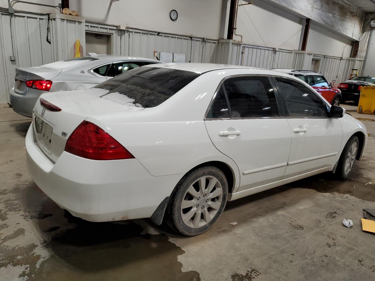 Photo 2 VIN: 1HGCM665X6A048102 - HONDA ACCORD 