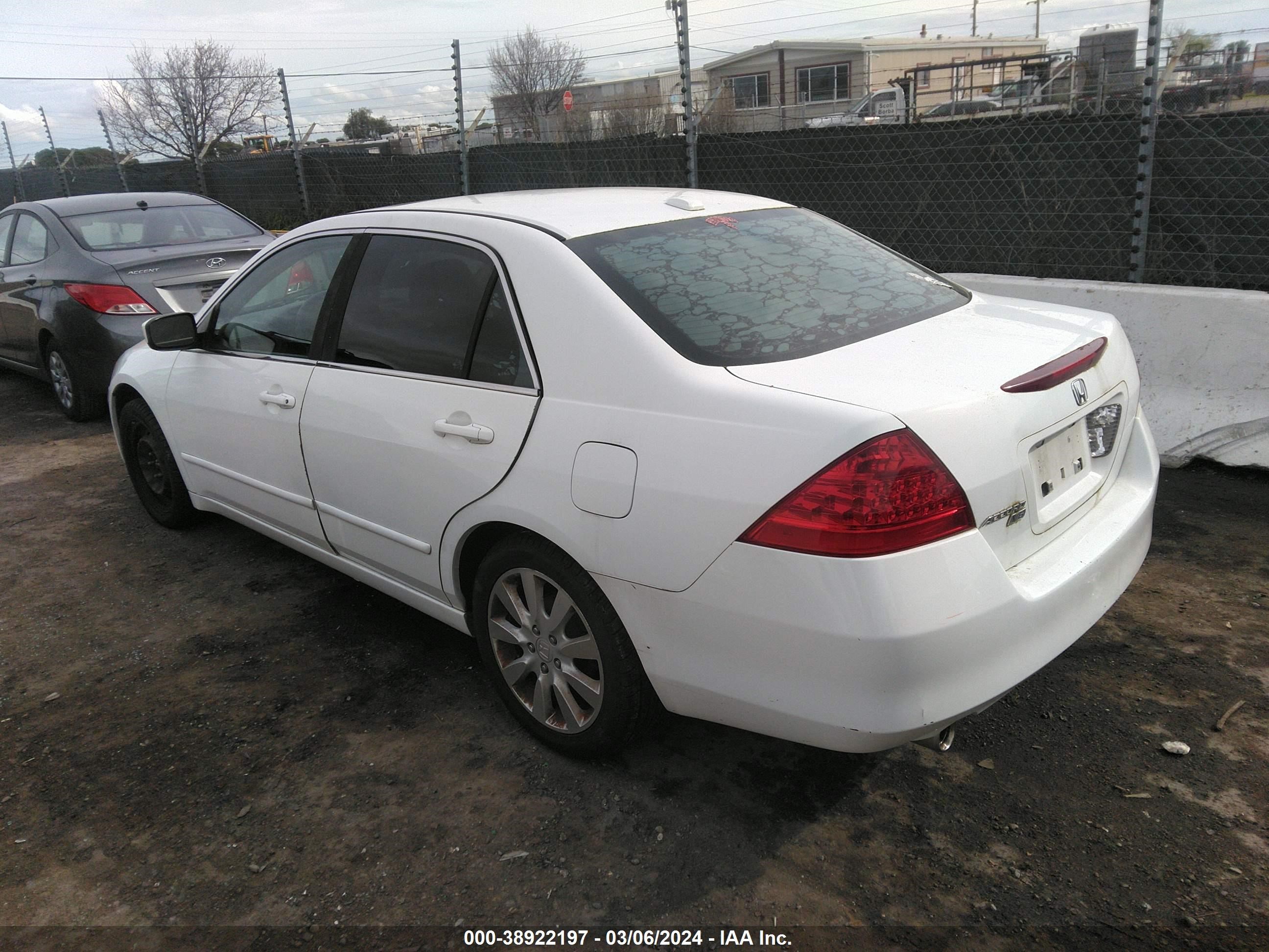 Photo 2 VIN: 1HGCM66856A001179 - HONDA ACCORD 