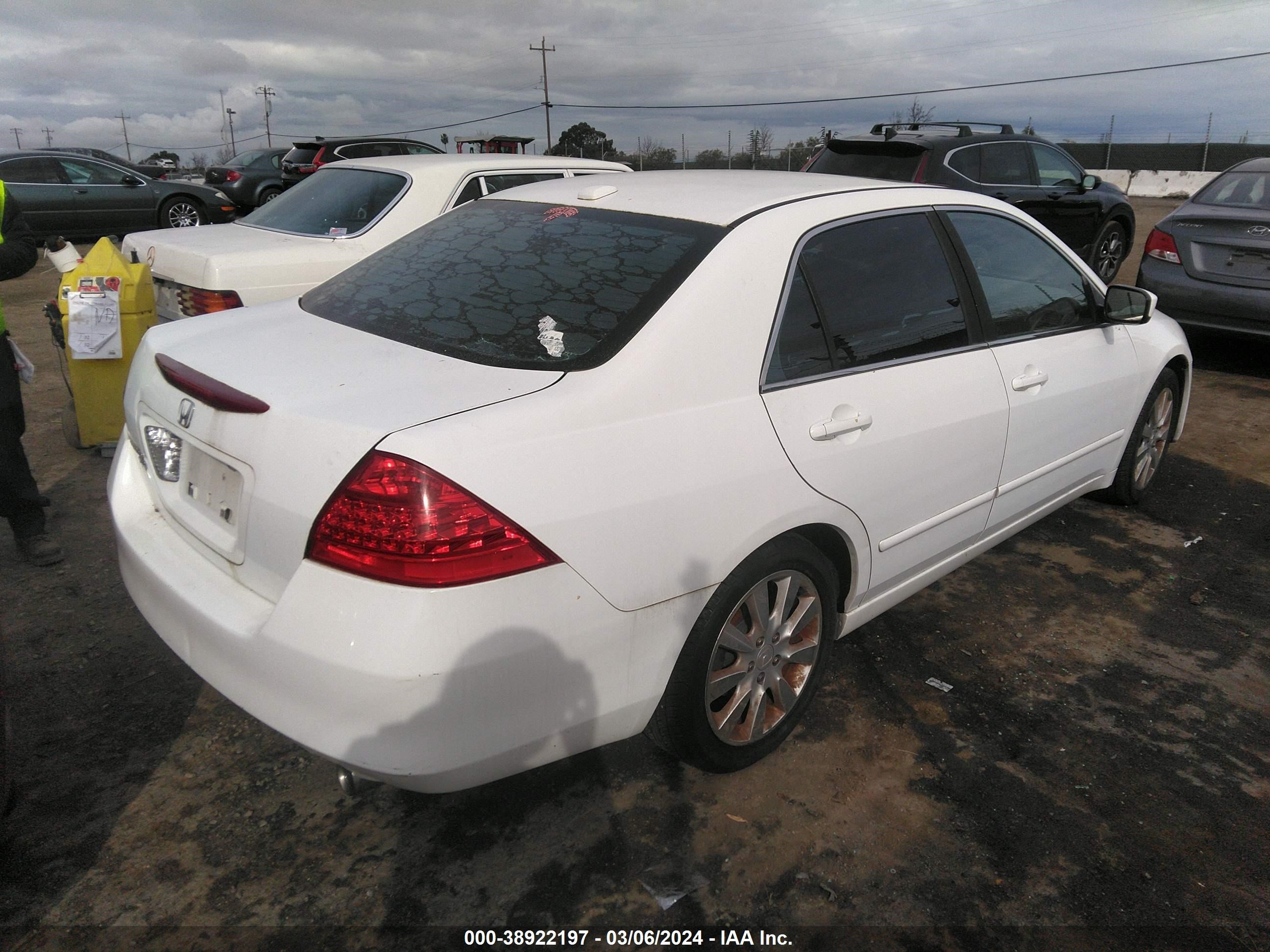 Photo 3 VIN: 1HGCM66856A001179 - HONDA ACCORD 