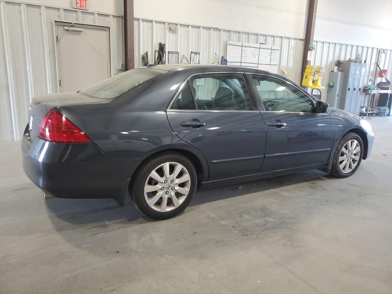 Photo 2 VIN: 1HGCM668X7A032784 - HONDA ACCORD 