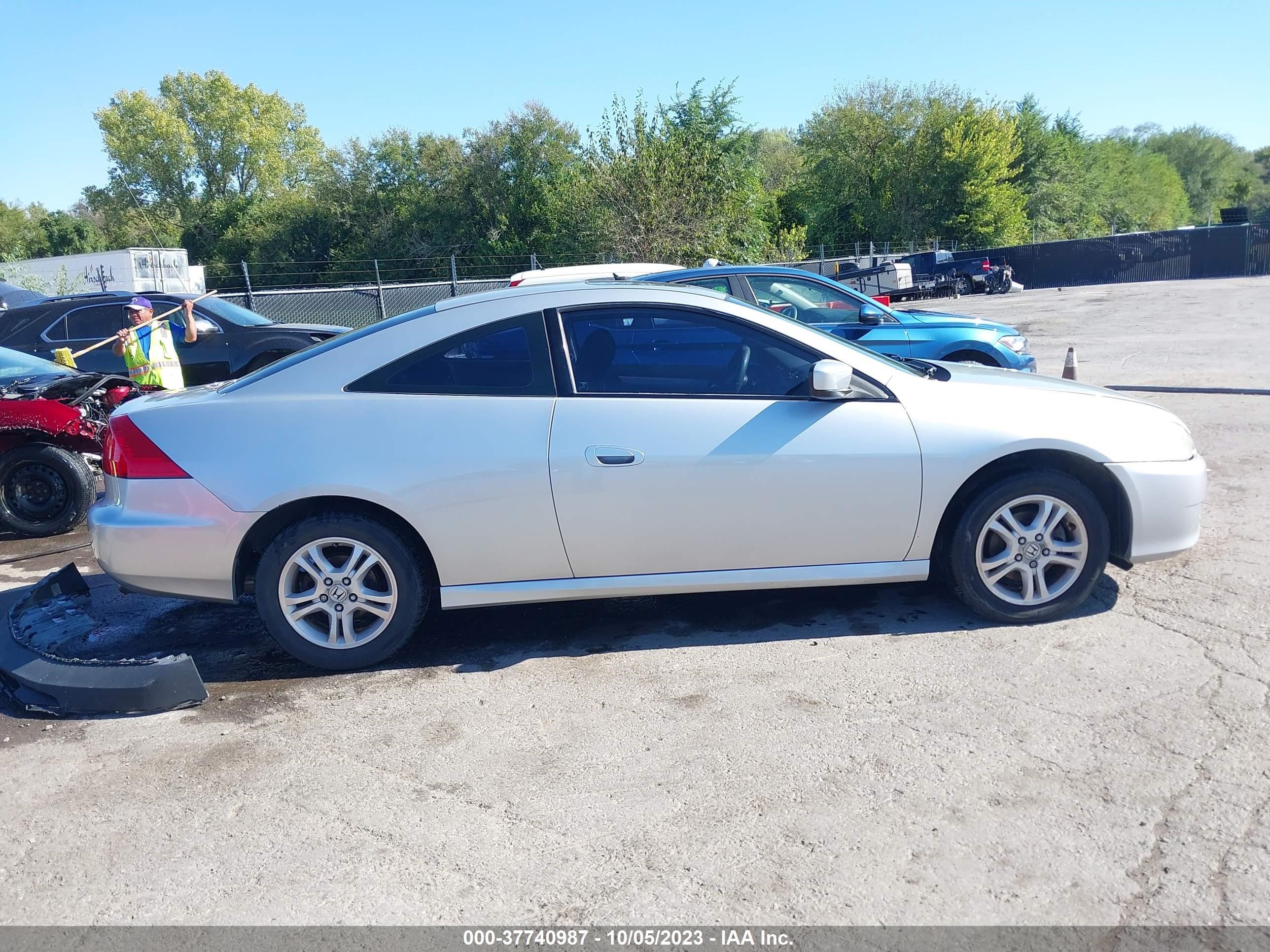 Photo 13 VIN: 1HGCM71786A005229 - HONDA ACCORD 