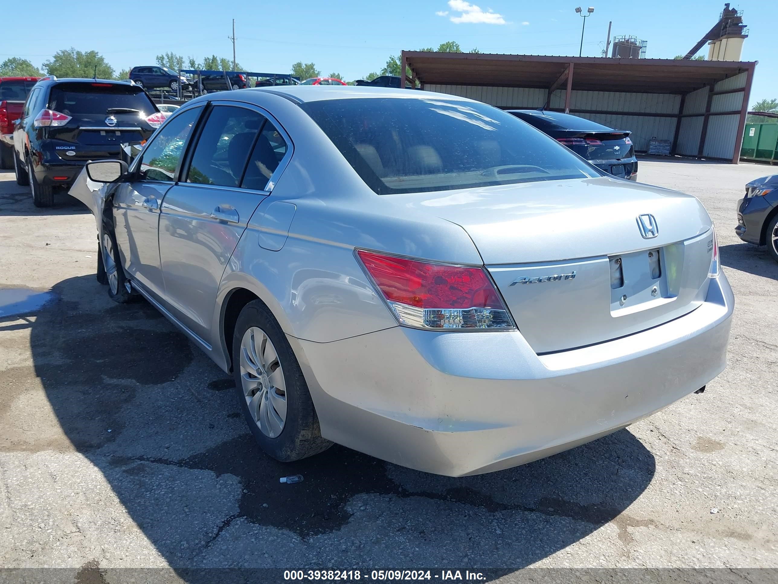 Photo 2 VIN: 1HGCP26338A126348 - HONDA ACCORD 