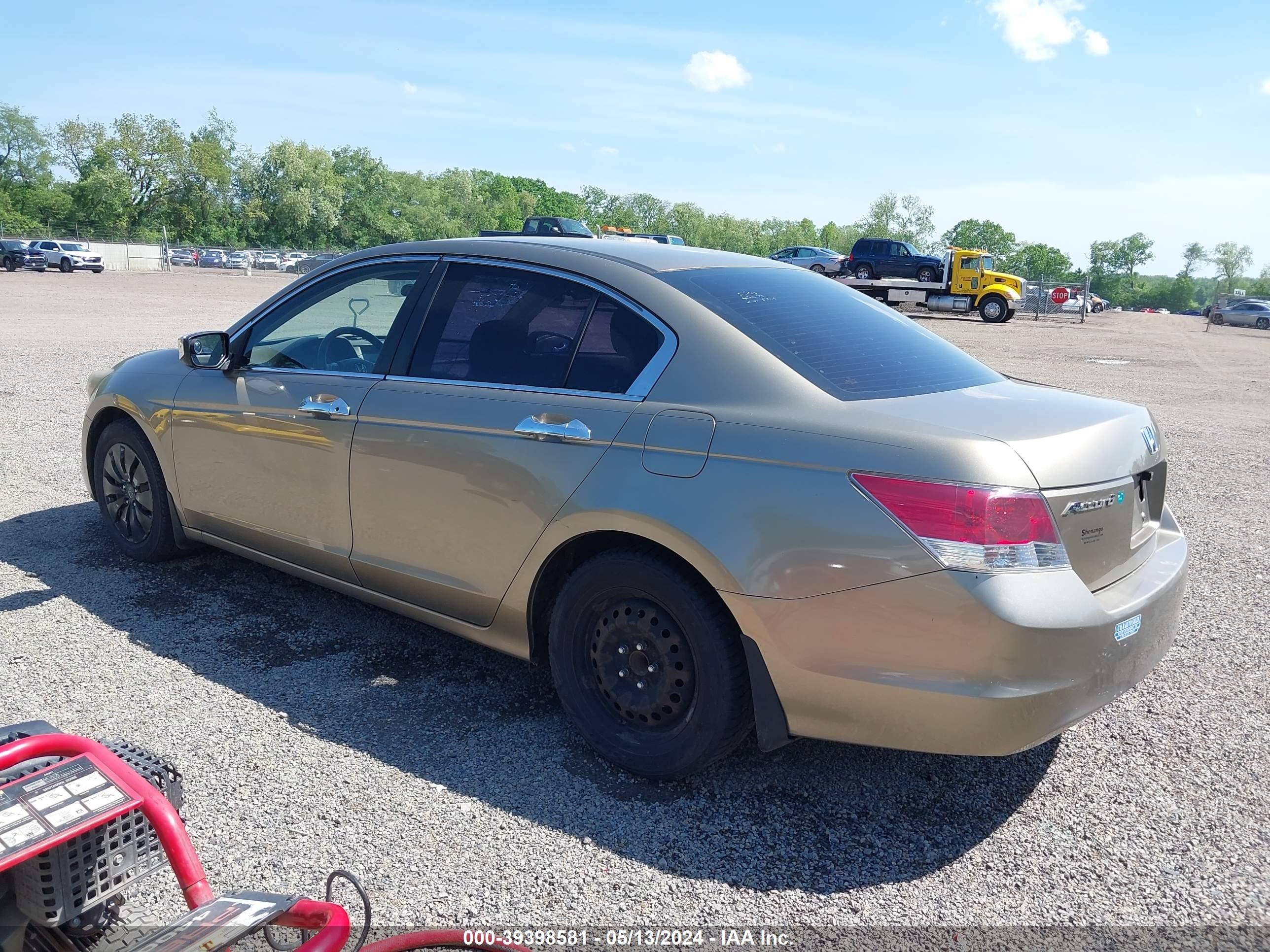 Photo 2 VIN: 1HGCP26349A114243 - HONDA ACCORD 