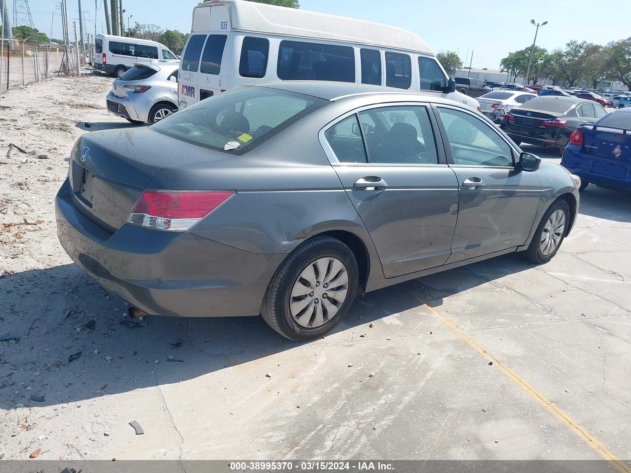 Photo 3 VIN: 1HGCP26368A113142 - HONDA ACCORD 