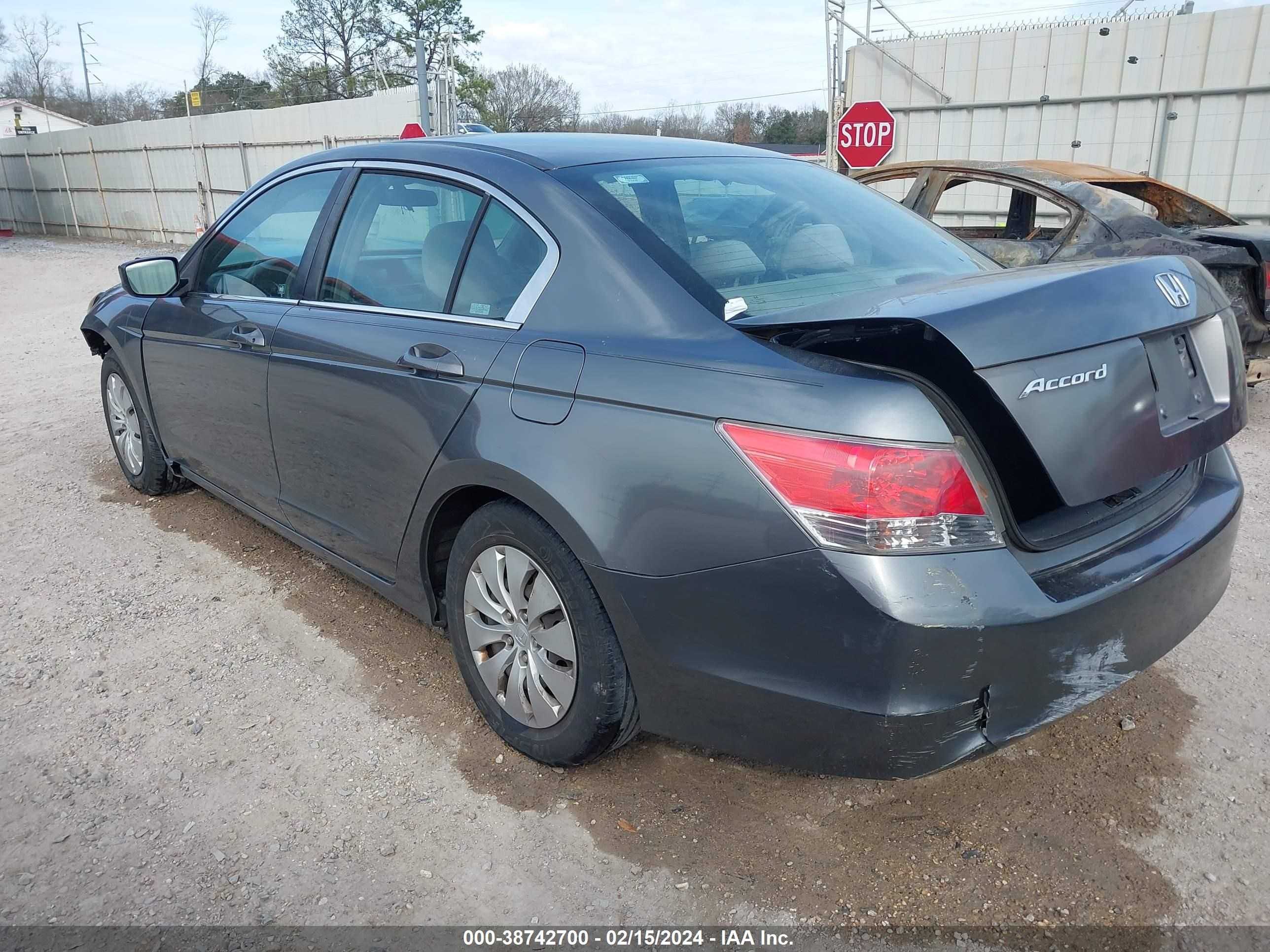 Photo 2 VIN: 1HGCP26389A134866 - HONDA ACCORD 